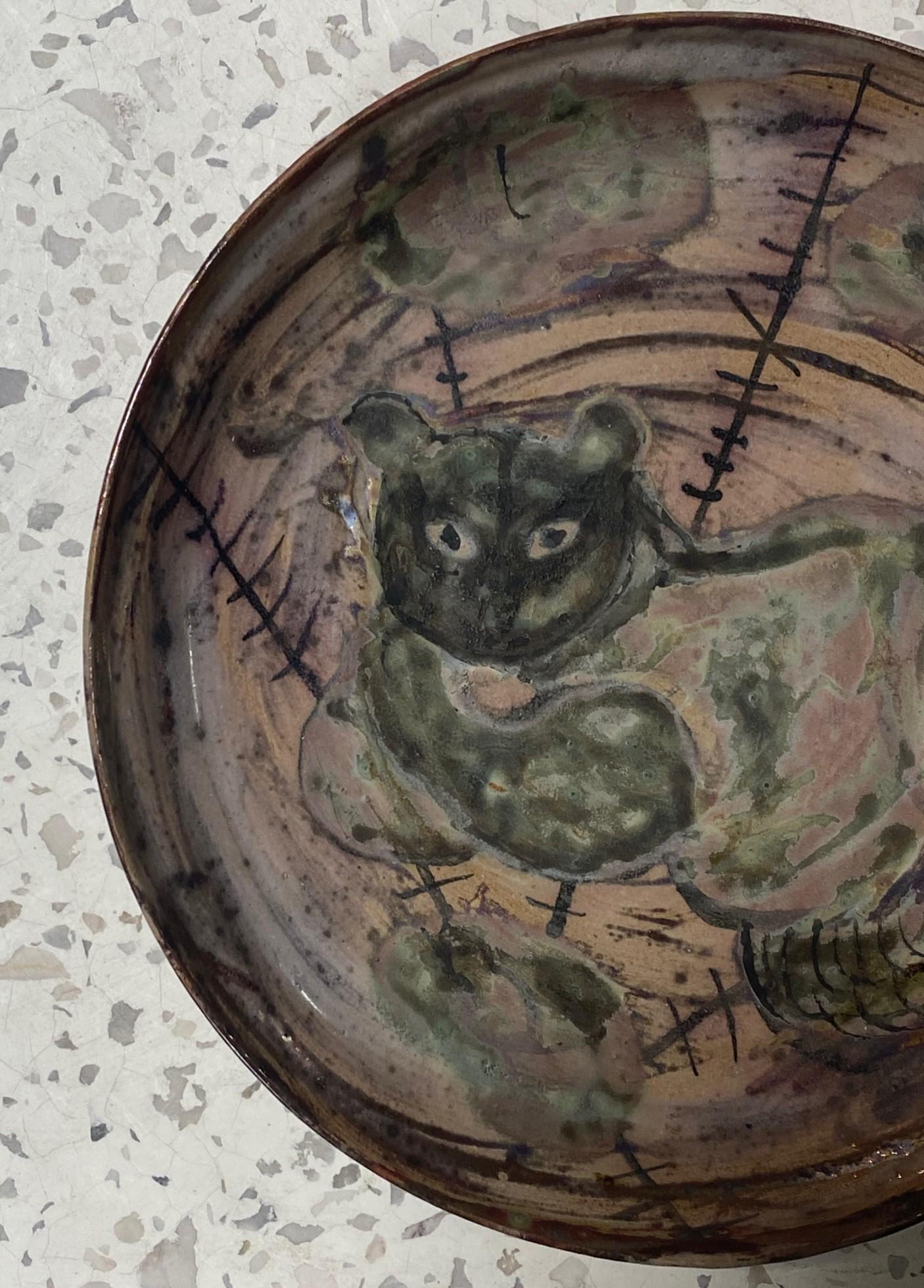 20ième siècle Beatrice Wood Signed Mid-Century California Studio Pottery Cat Charger Plate (assiette de présentation pour chat) en vente