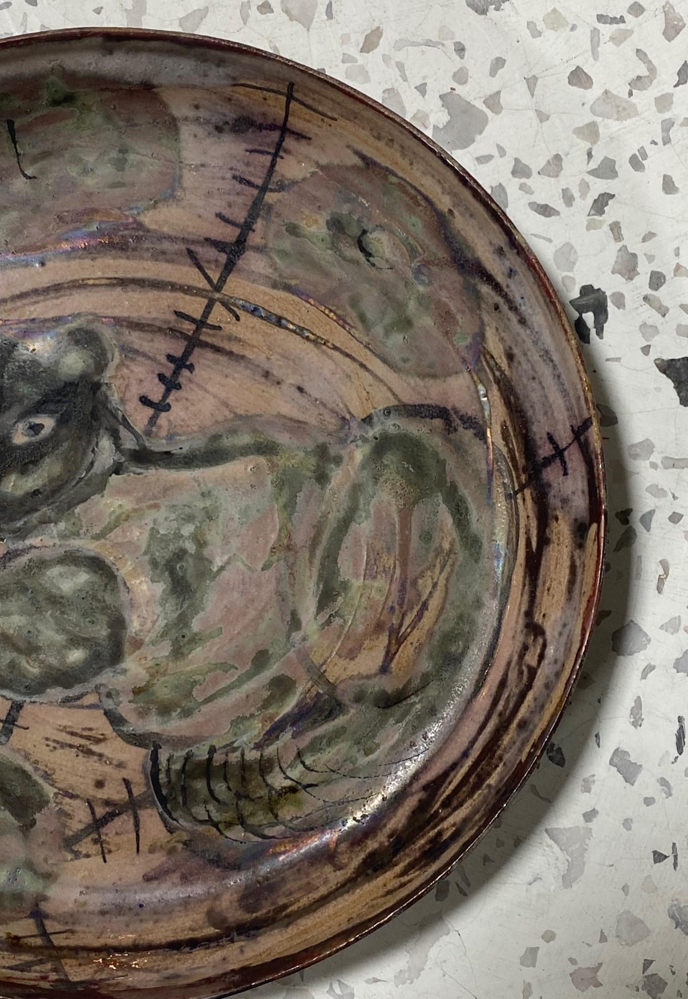 Beatrice Wood Plato Cargador Gato Firmado Mediados de Siglo California Studio Pottery Loza de barro