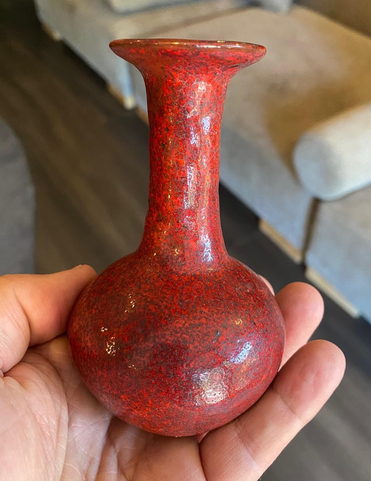 Beatrice Wood Signé Mid-Century California Studio Pottery Vase à glaçure de lave rouge en vente 2