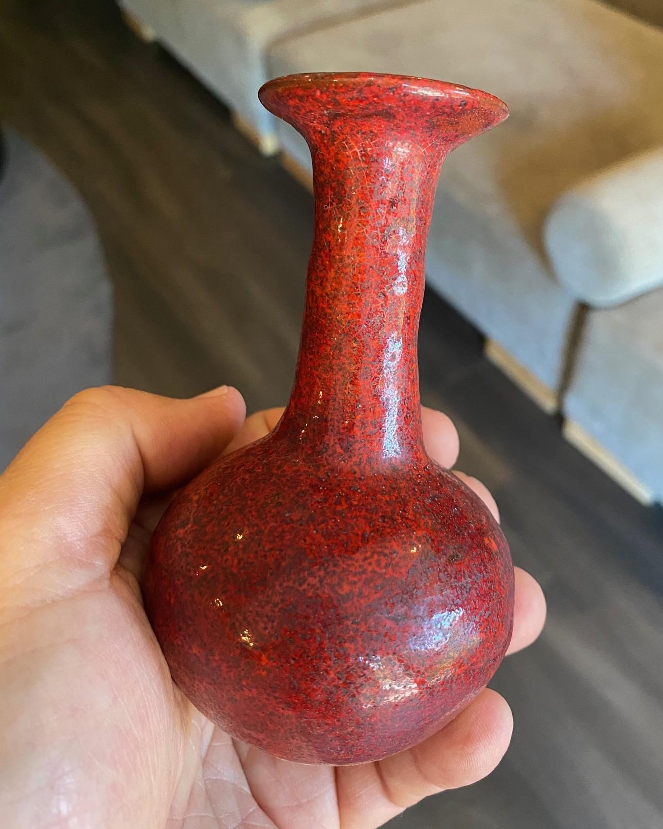 Beatrice Wood Signé Mid-Century California Studio Pottery Vase à glaçure de lave rouge en vente 3