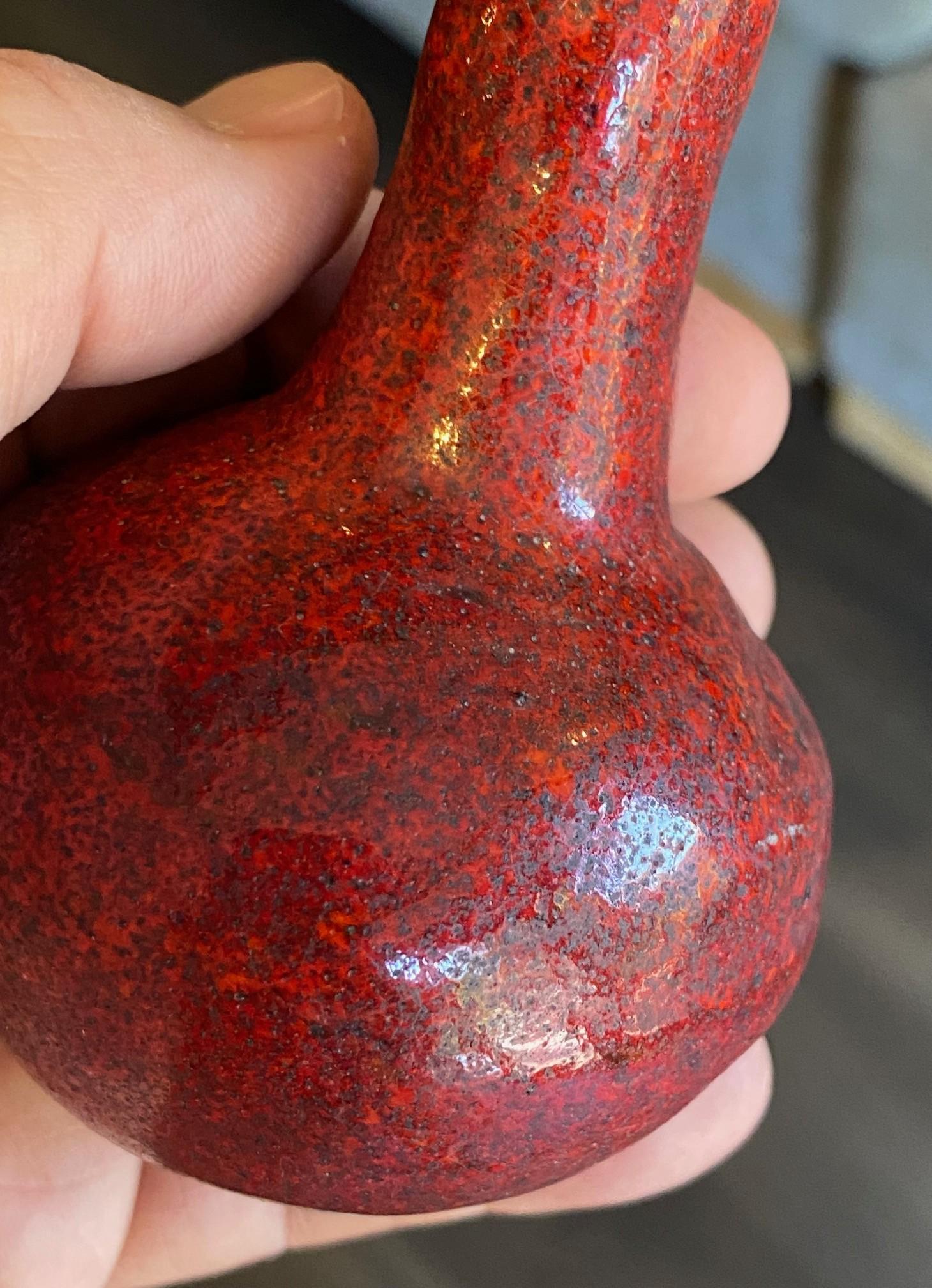 Beatrice Wood Signé Mid-Century California Studio Pottery Vase à glaçure de lave rouge en vente 4