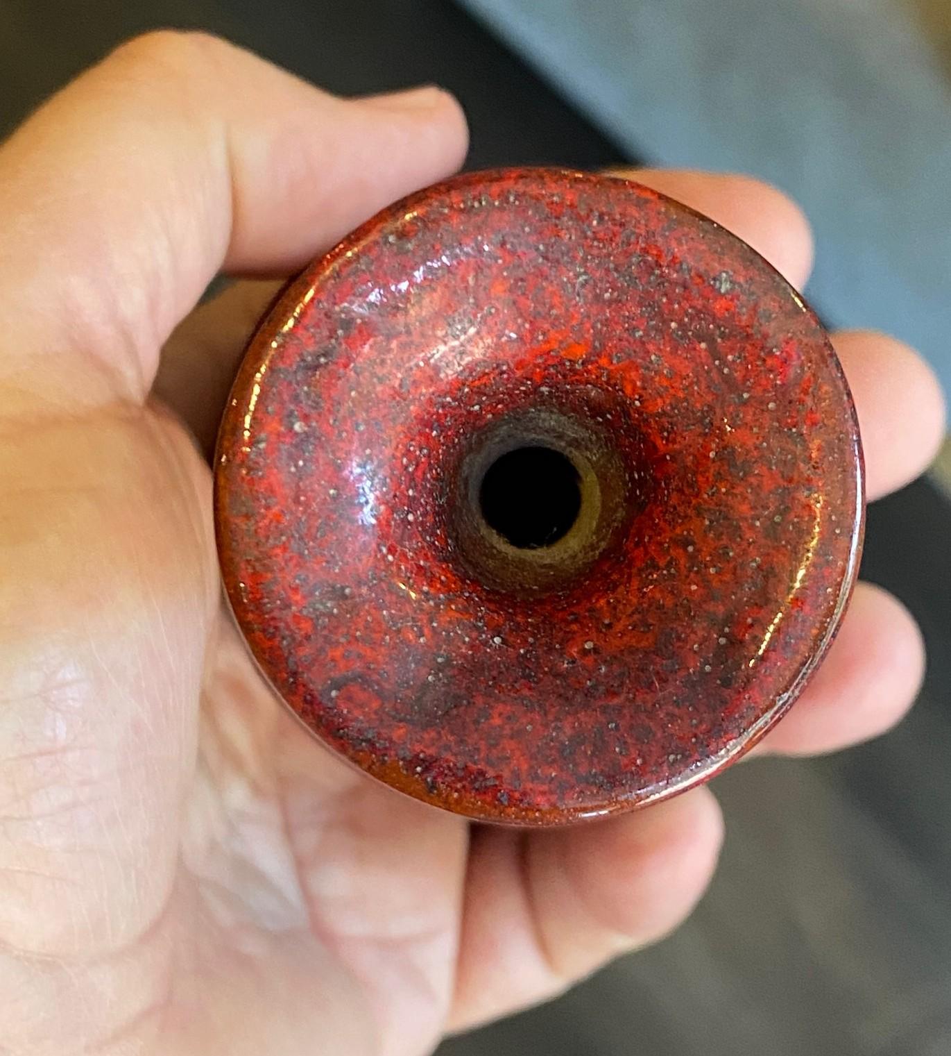 Beatrice Wood Signé Mid-Century California Studio Pottery Vase à glaçure de lave rouge en vente 6