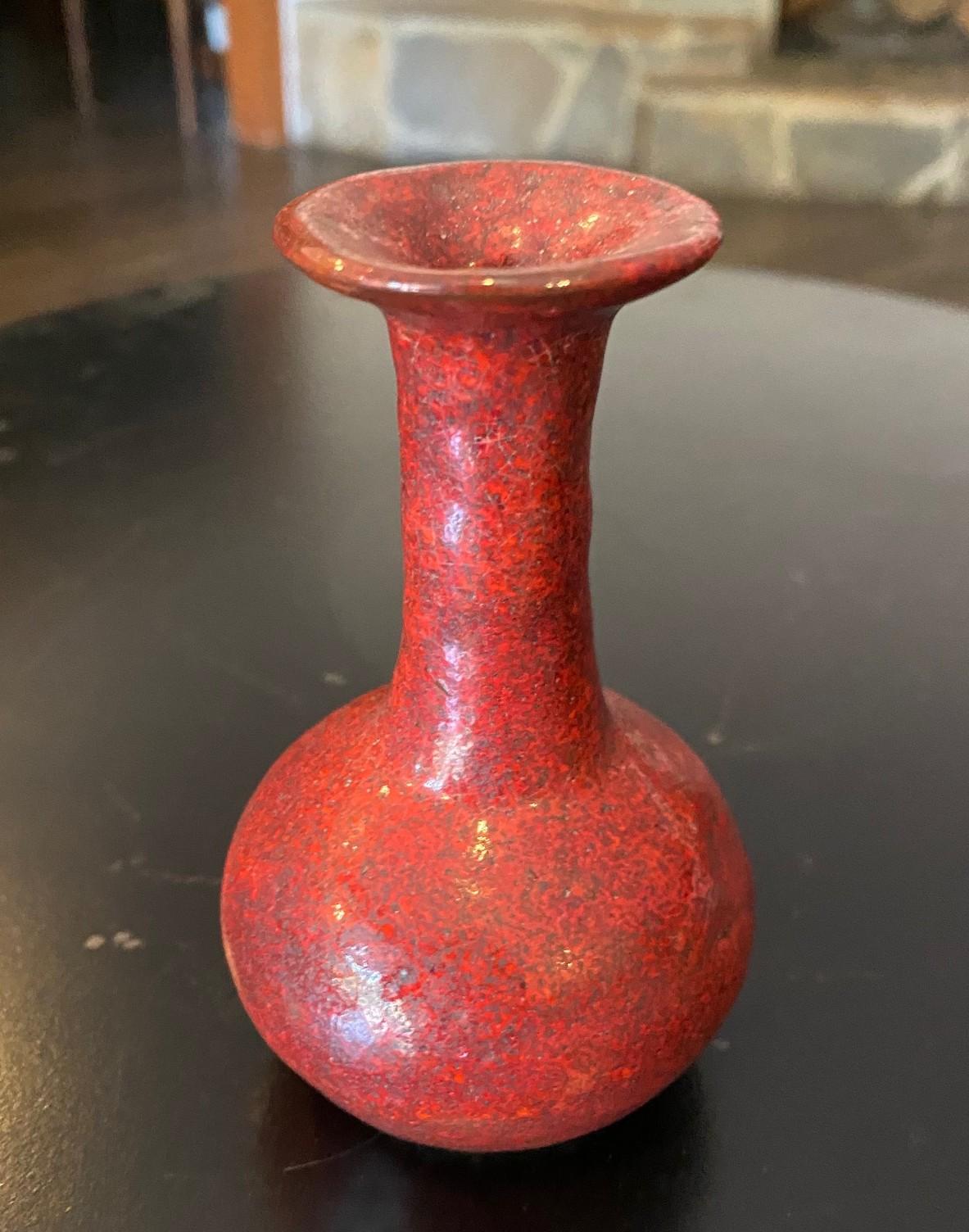 Un merveilleux bijou de la célèbre céramiste/artiste américaine/californienne Beatrice Wood, avec une glaçure de lave d'un rouge radieux rare - que nous n'avons jamais vu auparavant (c'est quelque chose à voir).  Le vase présente un beau design avec