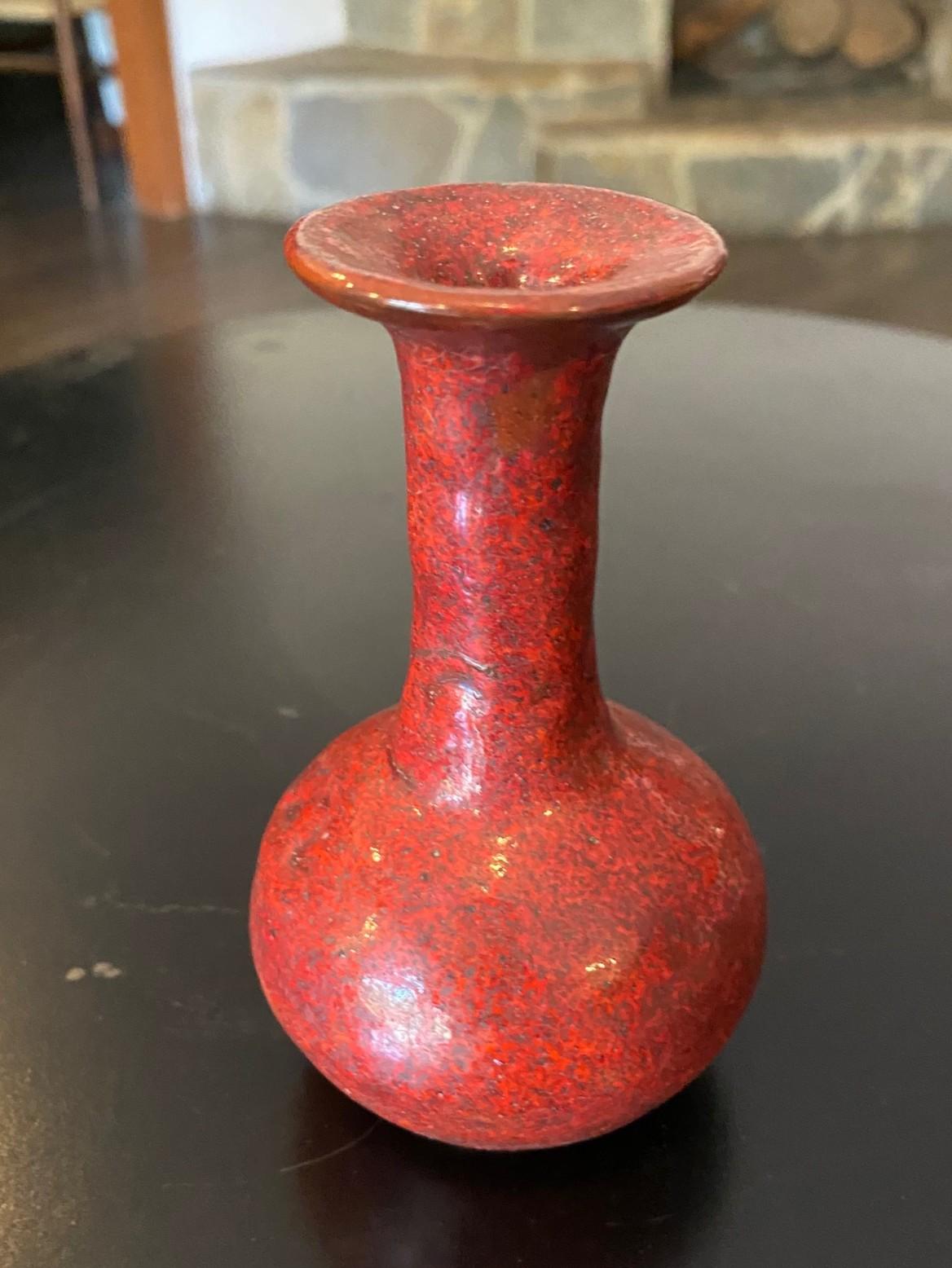 Américain Beatrice Wood Signé Mid-Century California Studio Pottery Vase à glaçure de lave rouge en vente