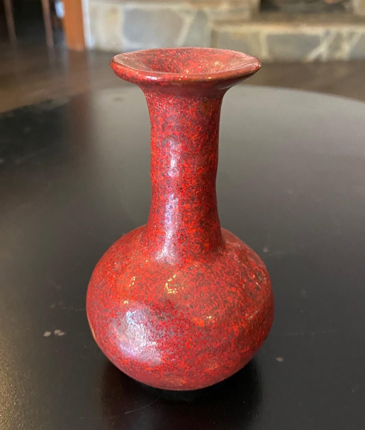 Vernissé Beatrice Wood Signé Mid-Century California Studio Pottery Vase à glaçure de lave rouge en vente