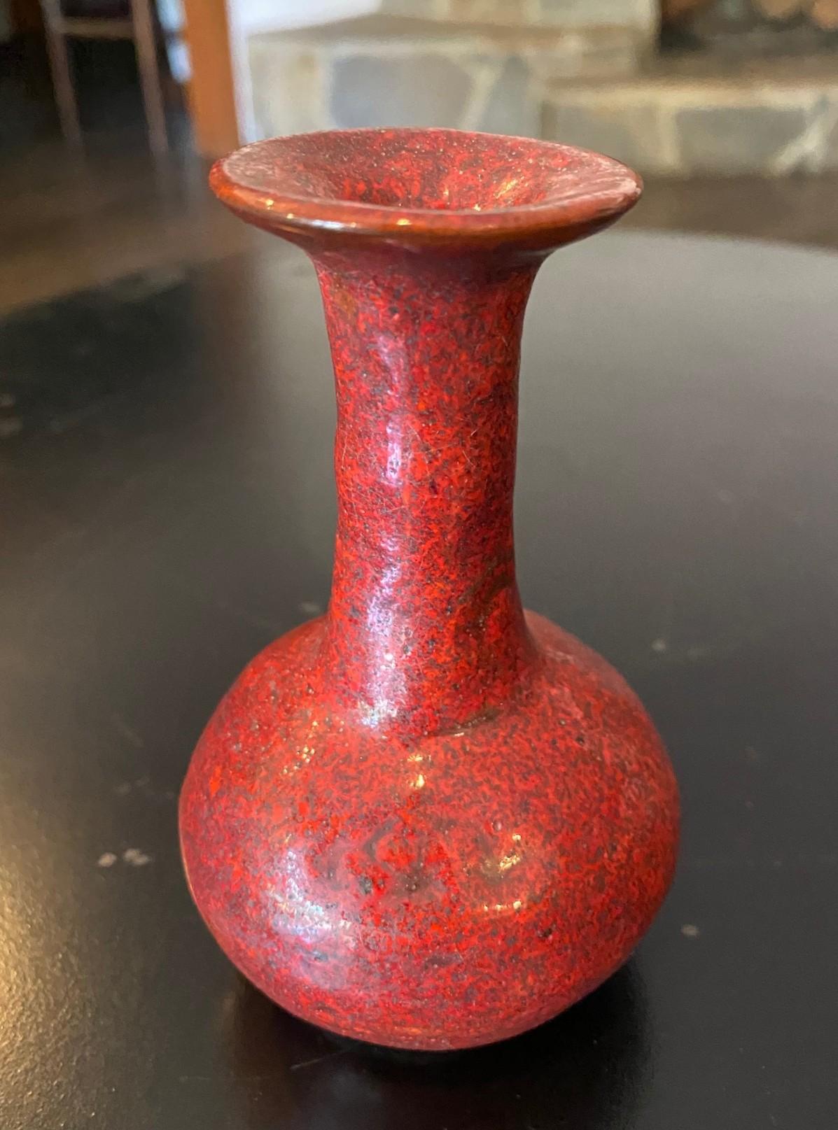 Beatrice Wood Signé Mid-Century California Studio Pottery Vase à glaçure de lave rouge Bon état - En vente à Studio City, CA