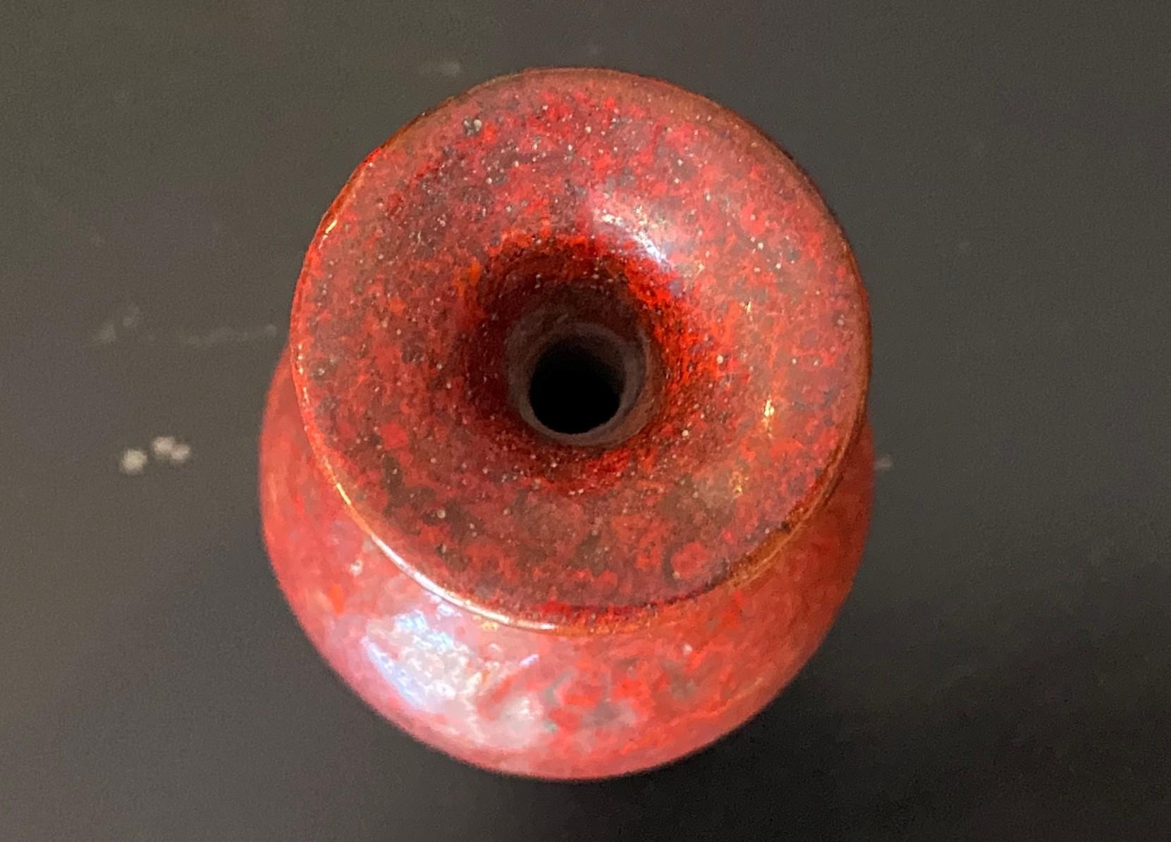 20ième siècle Beatrice Wood Signé Mid-Century California Studio Pottery Vase à glaçure de lave rouge en vente
