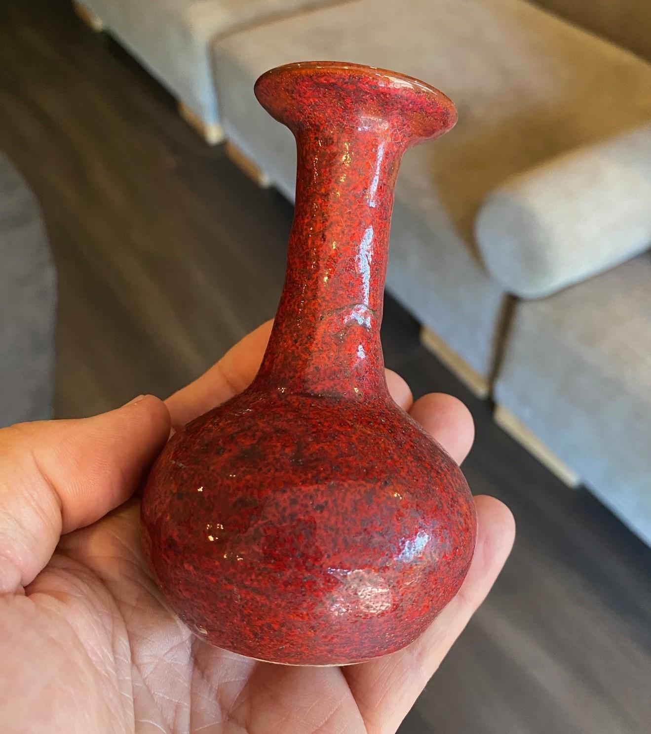 Poterie Beatrice Wood Signé Mid-Century California Studio Pottery Vase à glaçure de lave rouge en vente