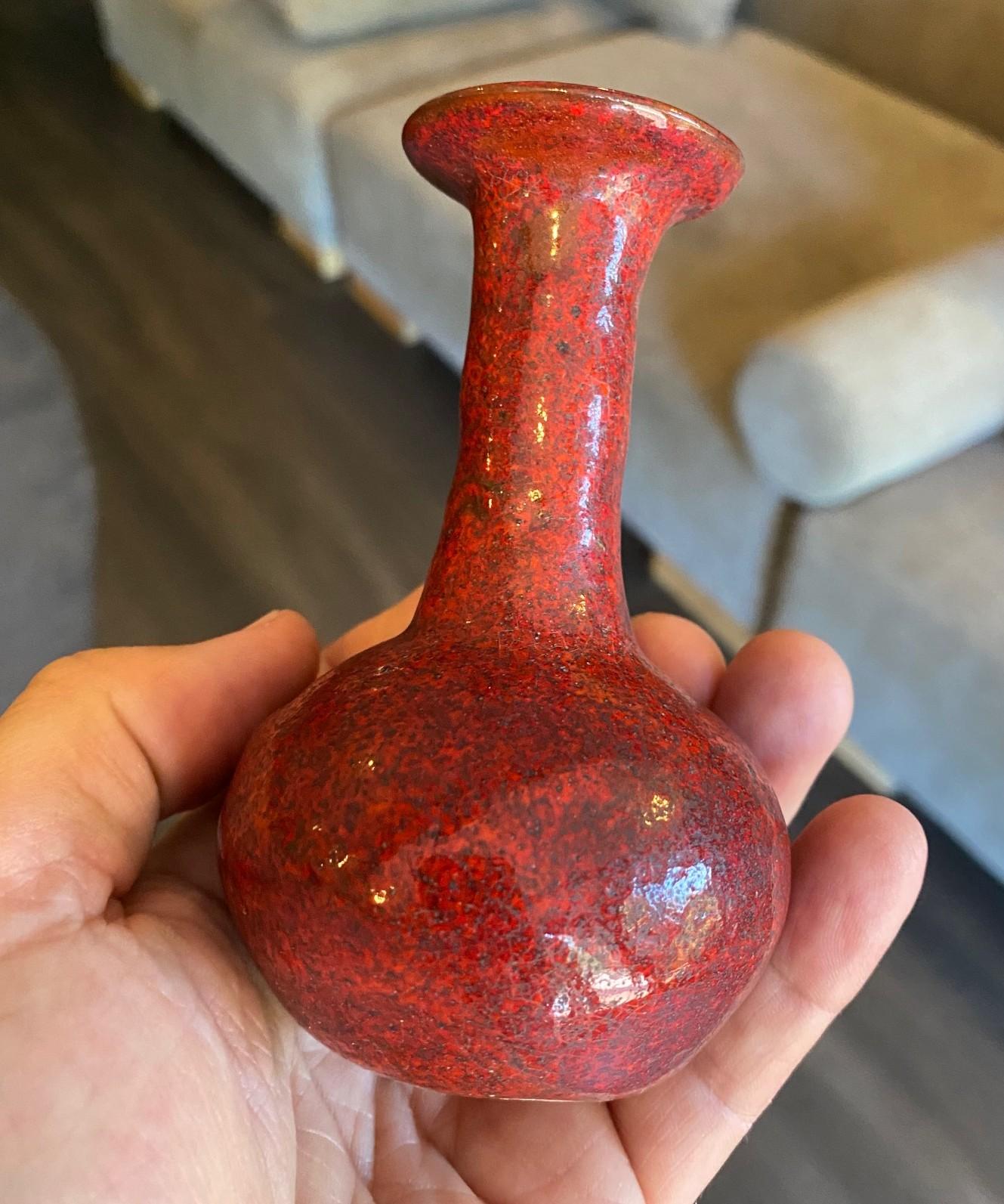 Beatrice Wood Signé Mid-Century California Studio Pottery Vase à glaçure de lave rouge en vente 1
