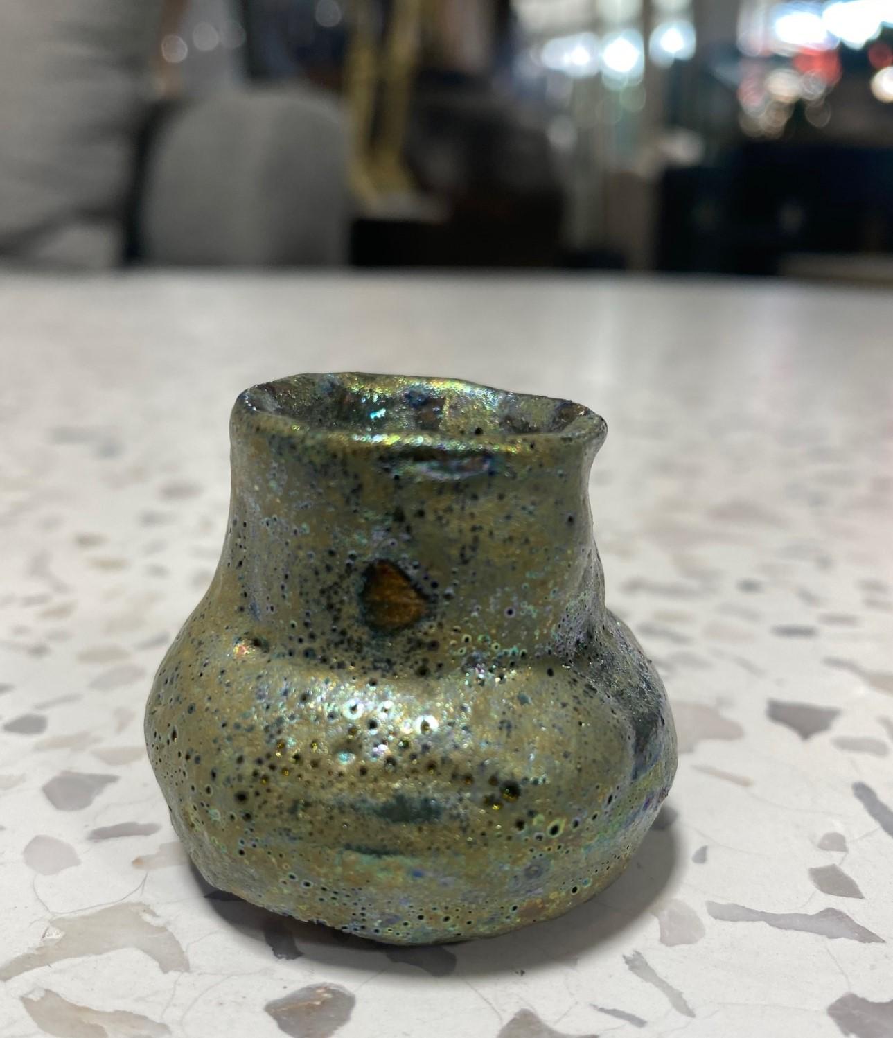 Vernissé Petit vase rare mi-siècle Lustre émaillé en lave signé Beatrice Wood  en vente