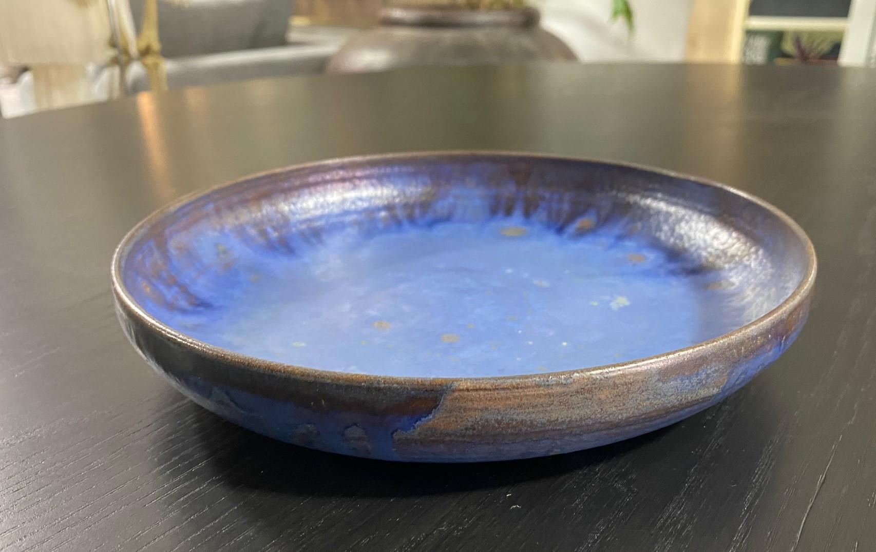 Américain Bol en poterie d'atelier Volcanic Luster bleu irisé signé Beatrice Wood en vente