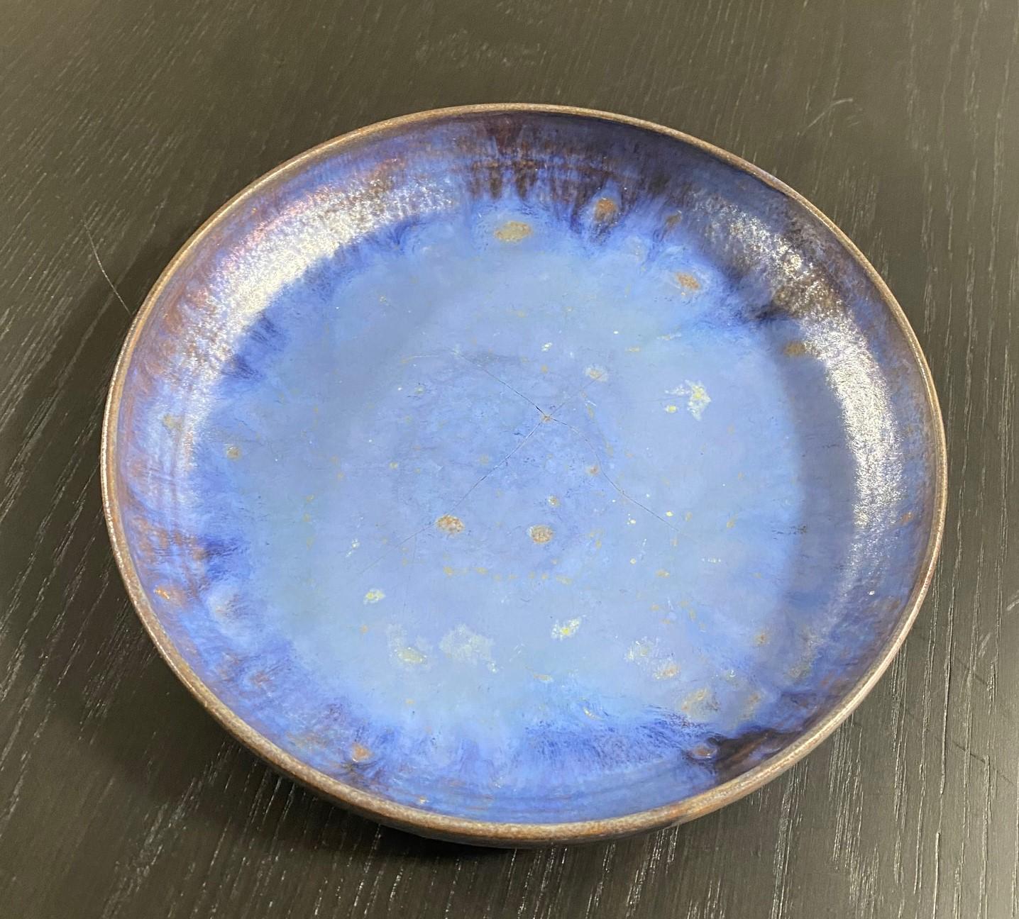 Vernissé Bol en poterie d'atelier Volcanic Luster bleu irisé signé Beatrice Wood en vente