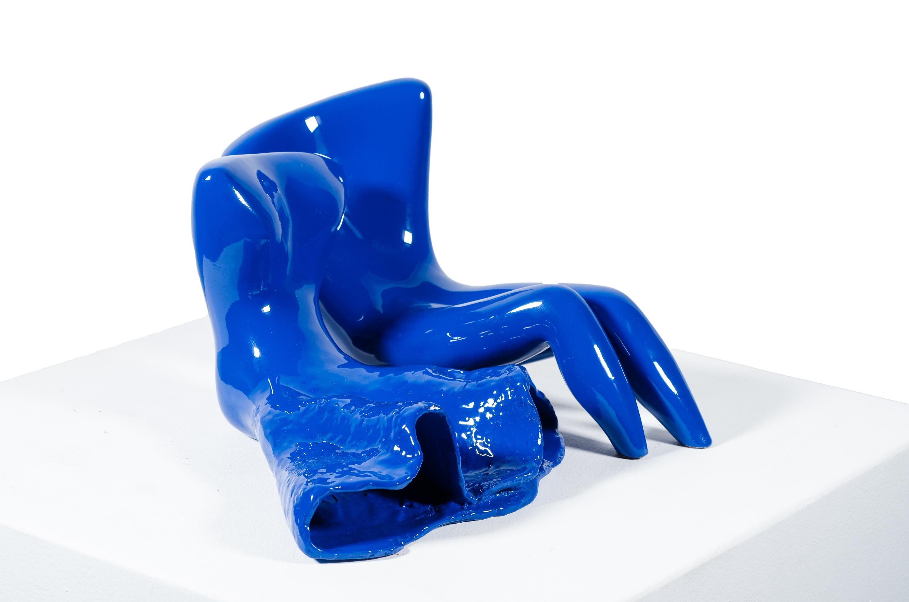 Couple (in blue). The couple fell in love; then they lost their heads! - Sculpture by Beatriz Gerenstein