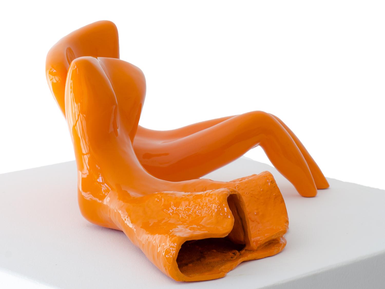 Couple in Orange. The couple fell in love; then they lost their heads! - Sculpture by Beatriz Gerenstein
