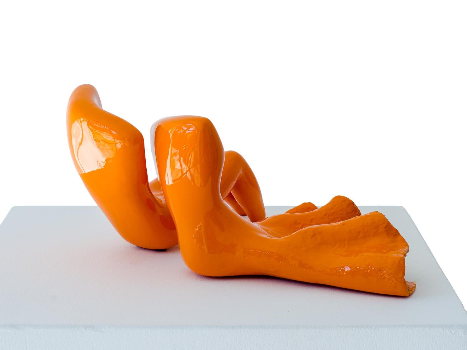 Couple in Orange. The couple fell in love; then they lost their heads! - Contemporary Sculpture by Beatriz Gerenstein