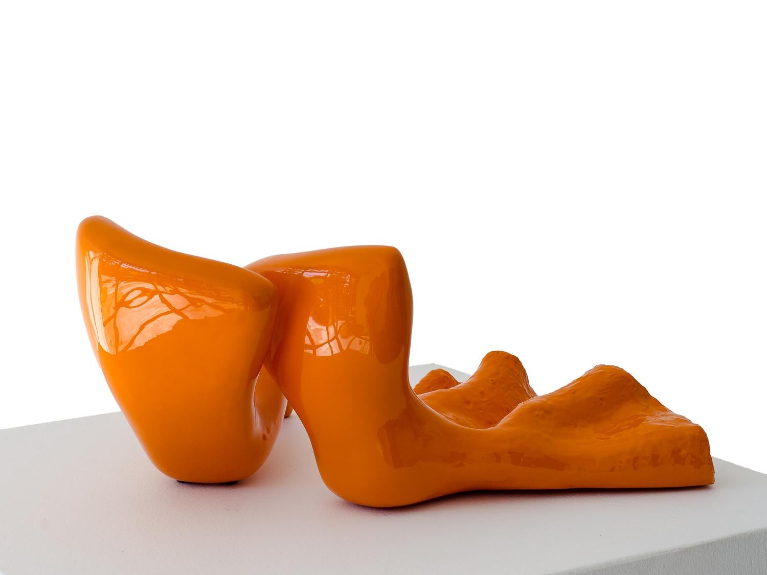 Couple in Orange. The couple fell in love; then they lost their heads! - Gold Figurative Sculpture by Beatriz Gerenstein