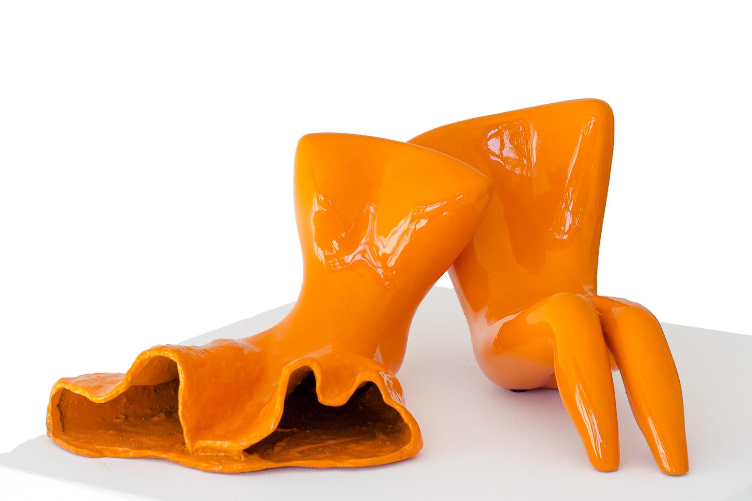 Beatriz Gerenstein Figurative Sculpture - Couple in Orange. The couple fell in love; then they lost their heads!