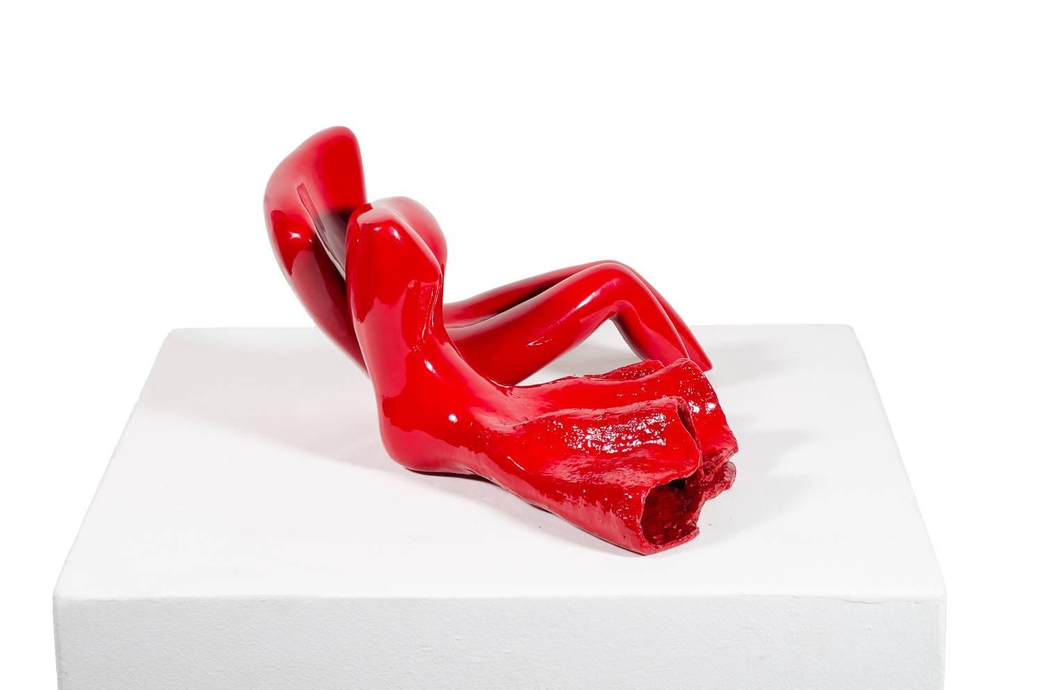 Couple (in red). The couple fell in love; then they lost their heads! - Contemporary Sculpture by Beatriz Gerenstein