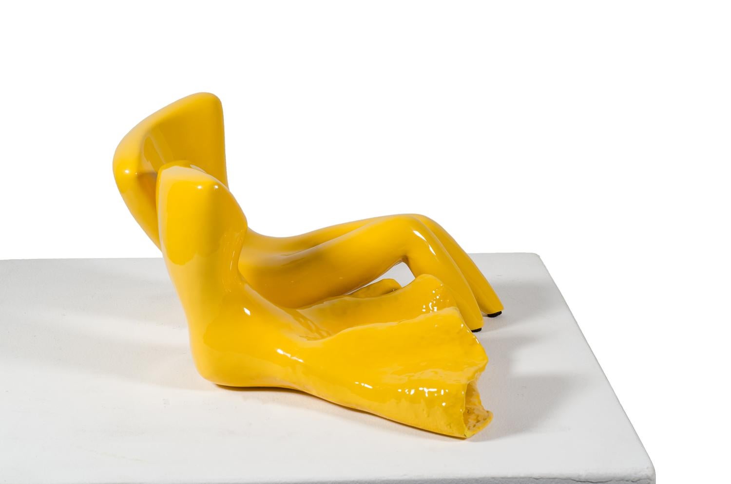 Couple (in yellow) - Sculpture by Beatriz Gerenstein