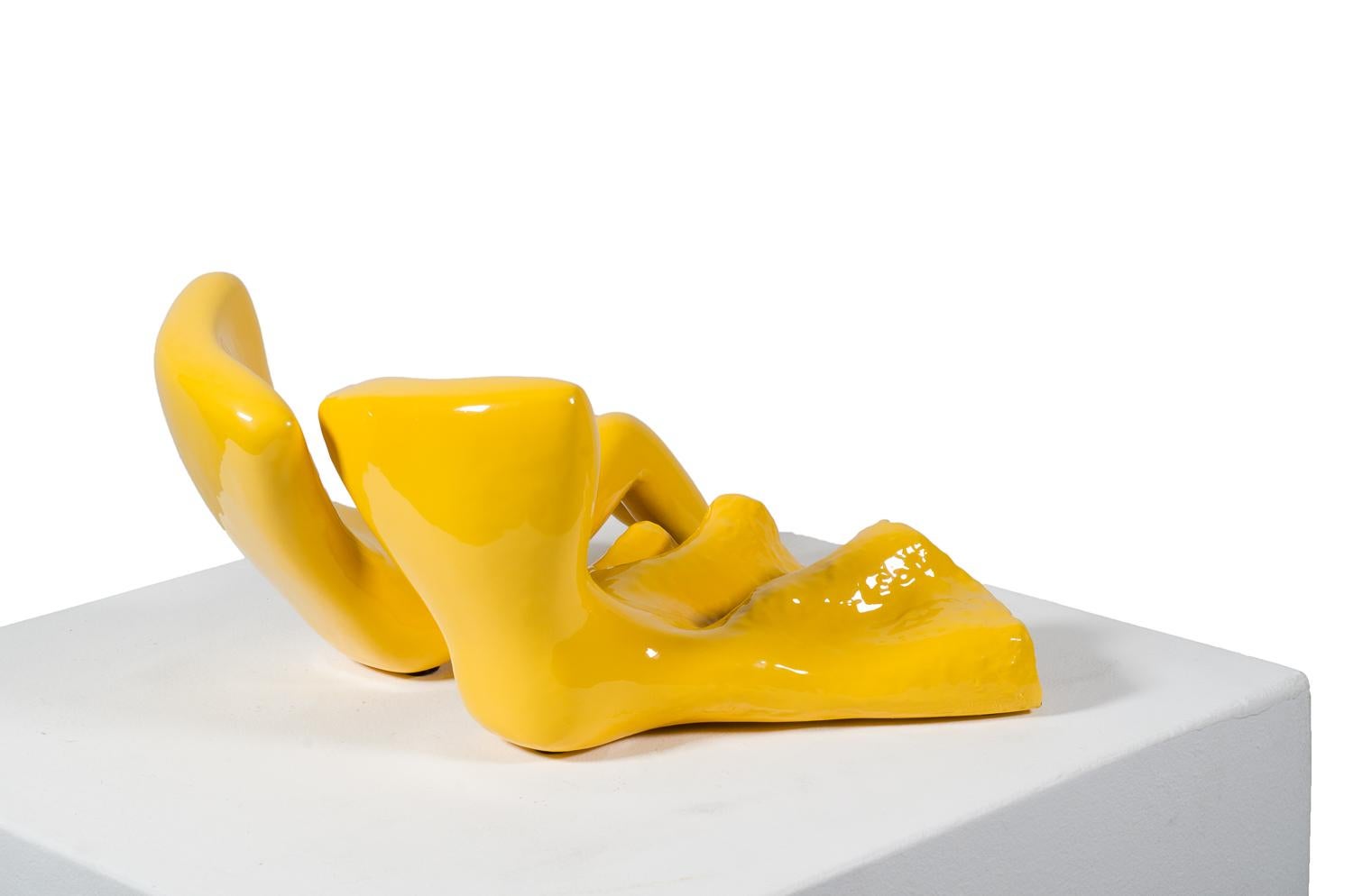 Couple (in yellow) - Abstract Sculpture by Beatriz Gerenstein