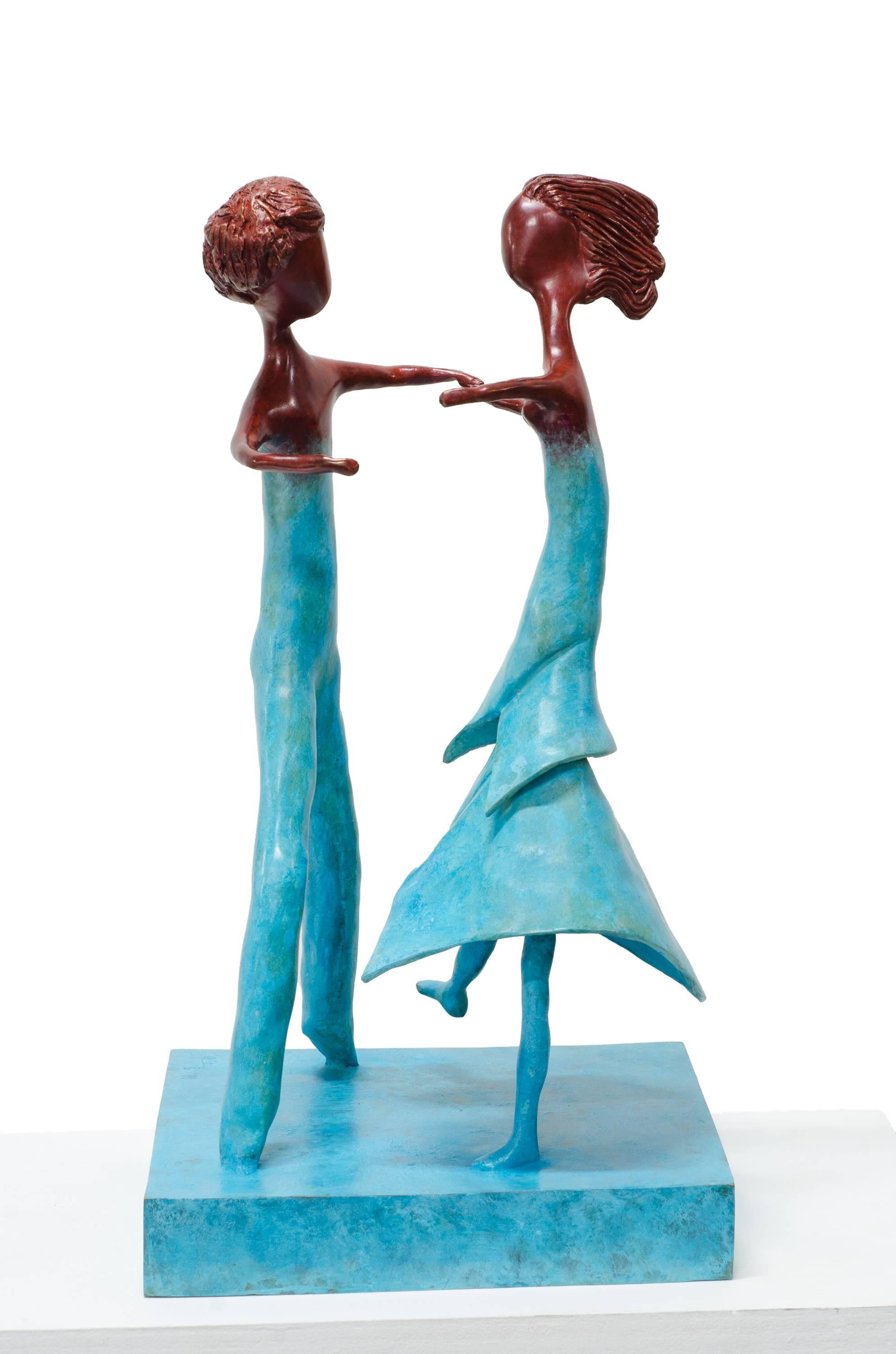 Falling in Love. Are they dancing? no, they are in their own world - Sculpture by Beatriz Gerenstein