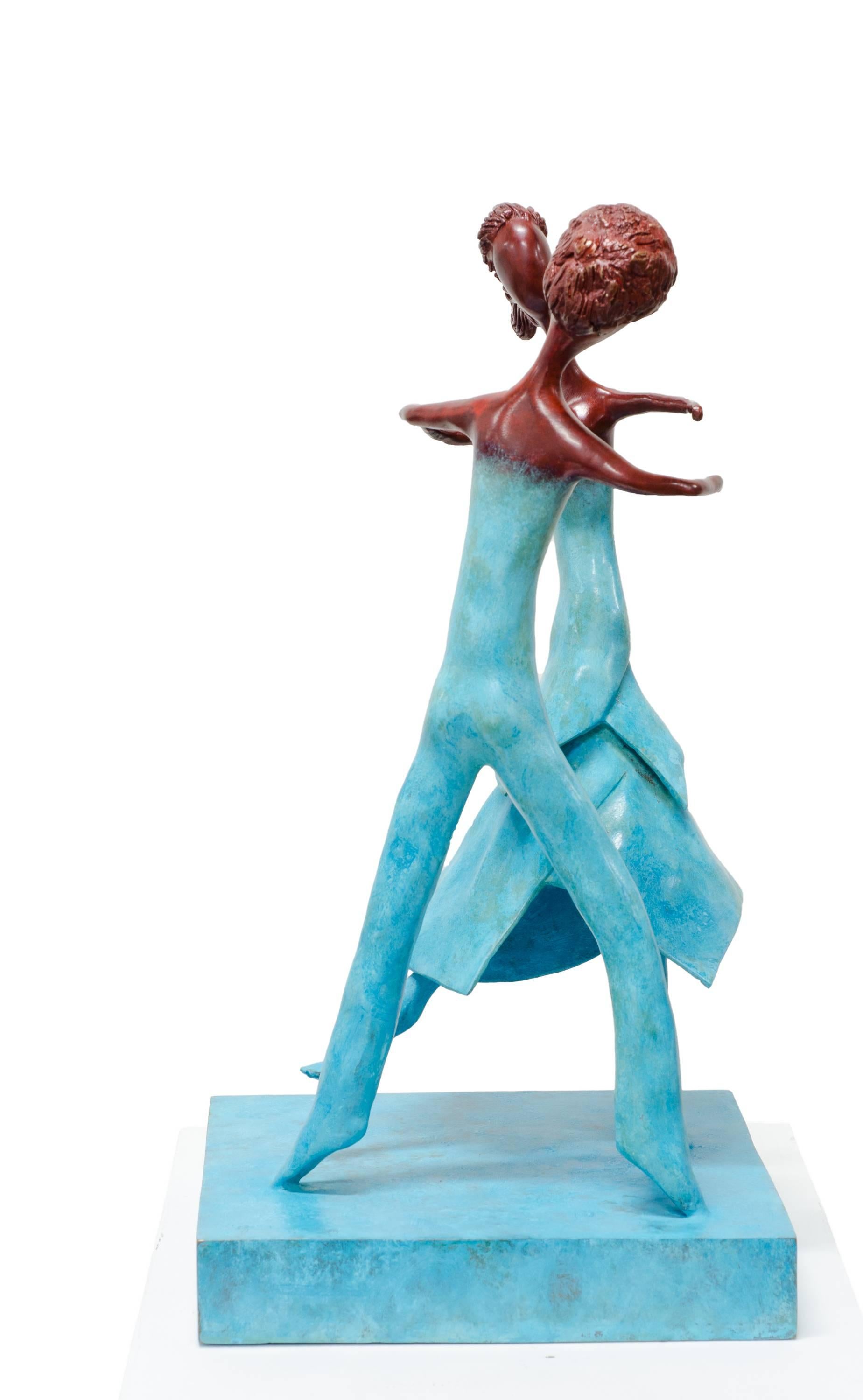 Falling in Love. Are they dancing? no, they are in their own world - Abstract Sculpture by Beatriz Gerenstein