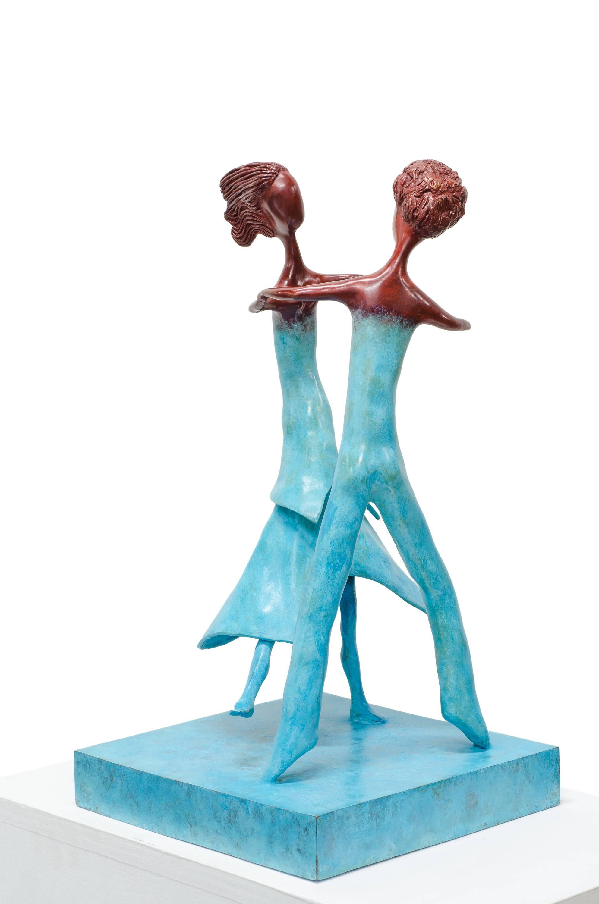 Falling in Love. Are they dancing? no, they are in their own world - Gold Abstract Sculpture by Beatriz Gerenstein