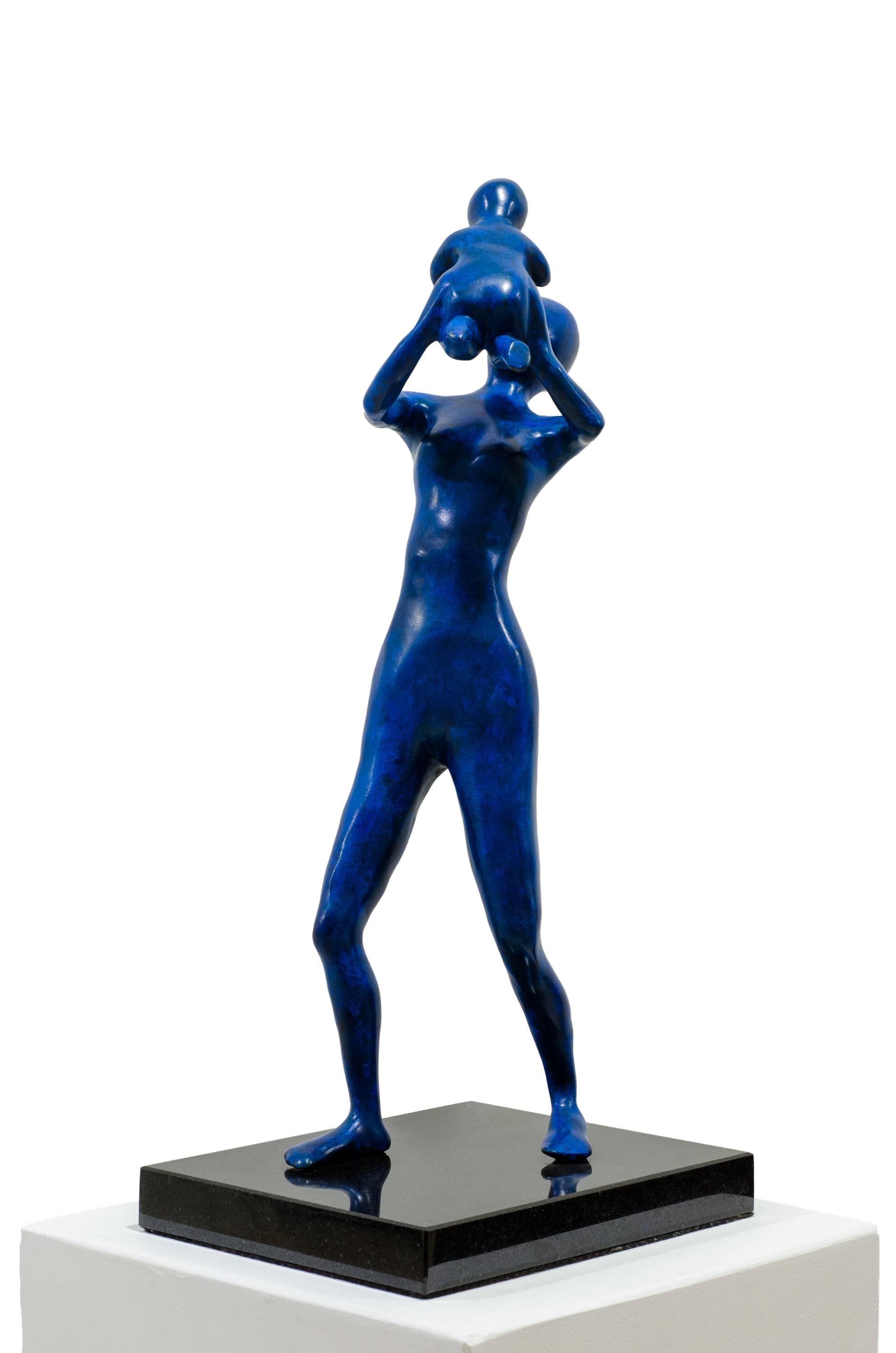 Mother in Blue. The mother proudly holds up her baby, enjoying the laughter - Sculpture by Beatriz Gerenstein