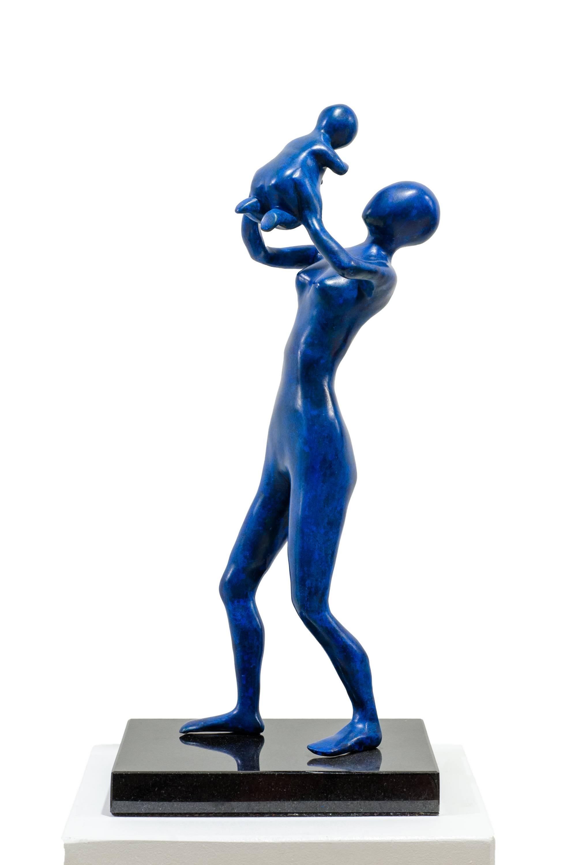 Mother in Blue. The mother proudly holds up her baby, enjoying the laughter - Abstract Sculpture by Beatriz Gerenstein