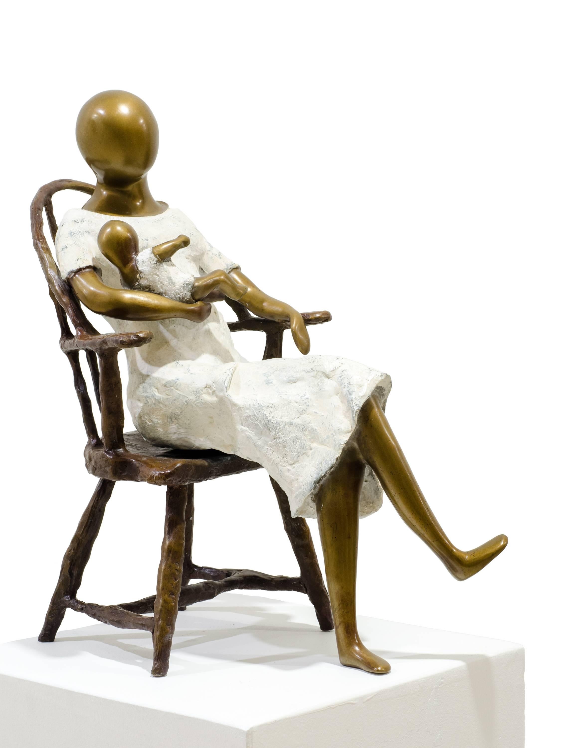 Beatriz Gerenstein Figurative Sculpture - Mother in chair. 