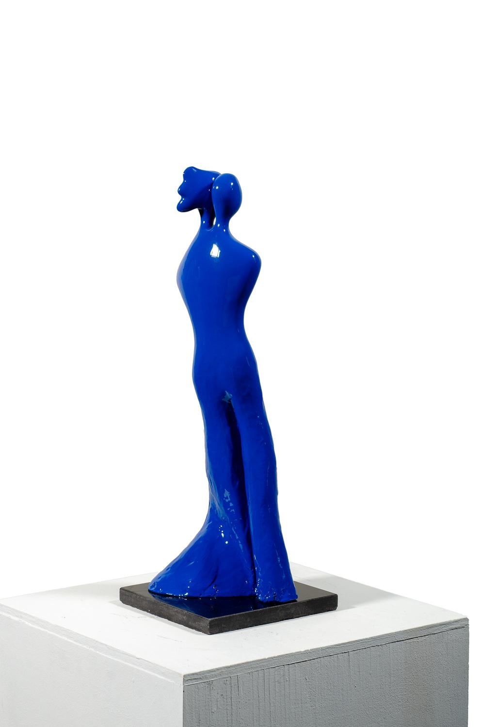 Soul Mates #1 (in blue) When in love, their souls and bodies fuse into just one. - Gold Figurative Sculpture by Beatriz Gerenstein