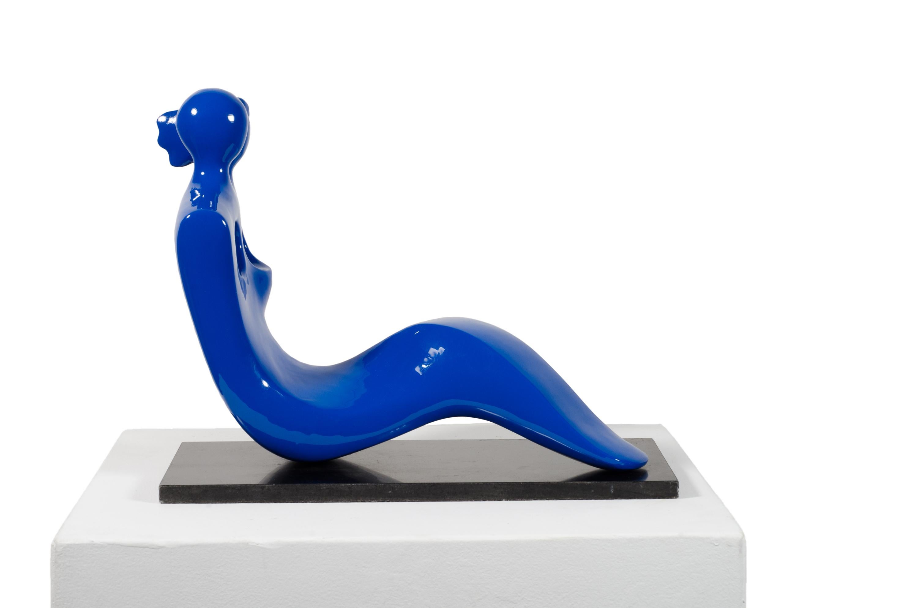 Soul Mates #3 (in blue) When in love, their souls and bodies fuse into just one. - Abstract Sculpture by Beatriz Gerenstein