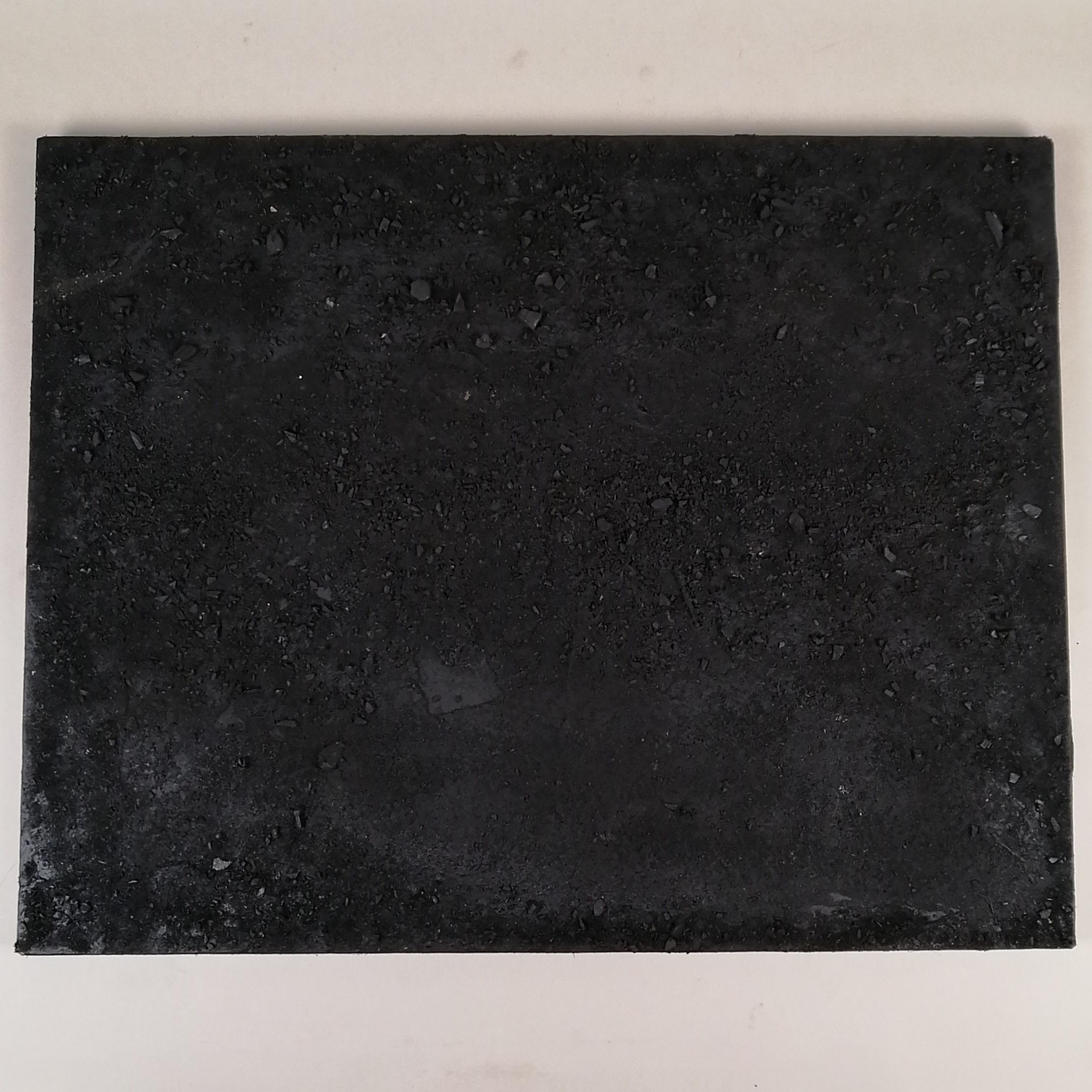 Ein schwarzes Gemälde in Mischtechnik auf Leinwand mit Textur der mexikanischen Künstlerin Beatriz Zamora. Das Gemälde ist auf der Rückseite signiert und nummeriert; es ist undatiert. 

Beatriz Zamora (1935) ist eine mexikanische Malerin aus der