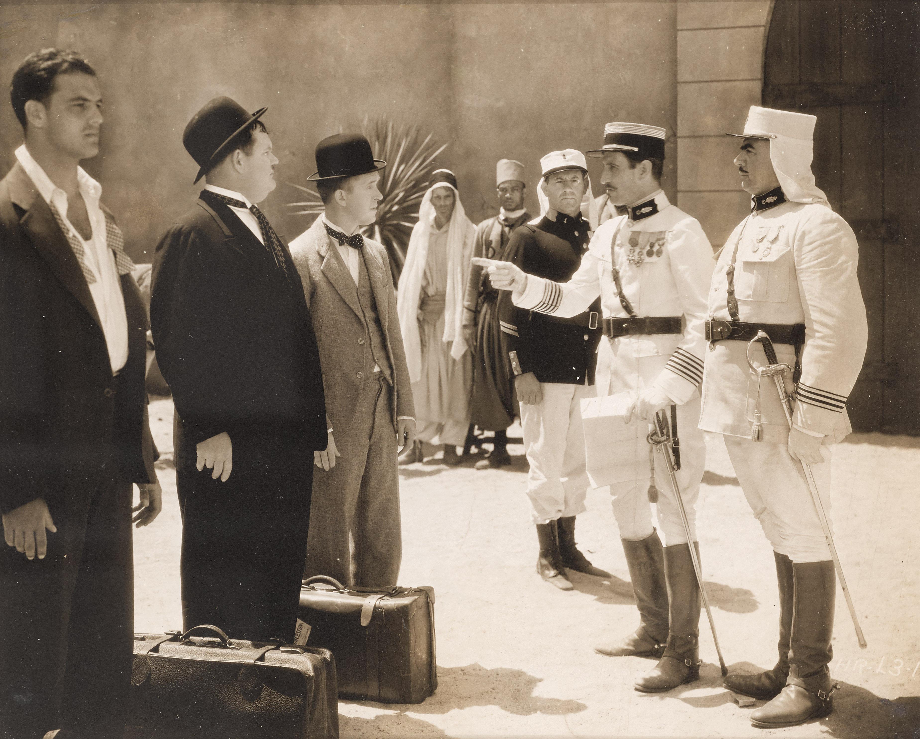 Photographie de studio américaine originale pour la courte comédie Beau Hunks de 1931 avec Stan Laurel et Oliver Hardy. Ce film a été réalisé par James W. Horne.
Cette pièce est encadrée dans un cadre en bois de Sapele avec des supports de carte