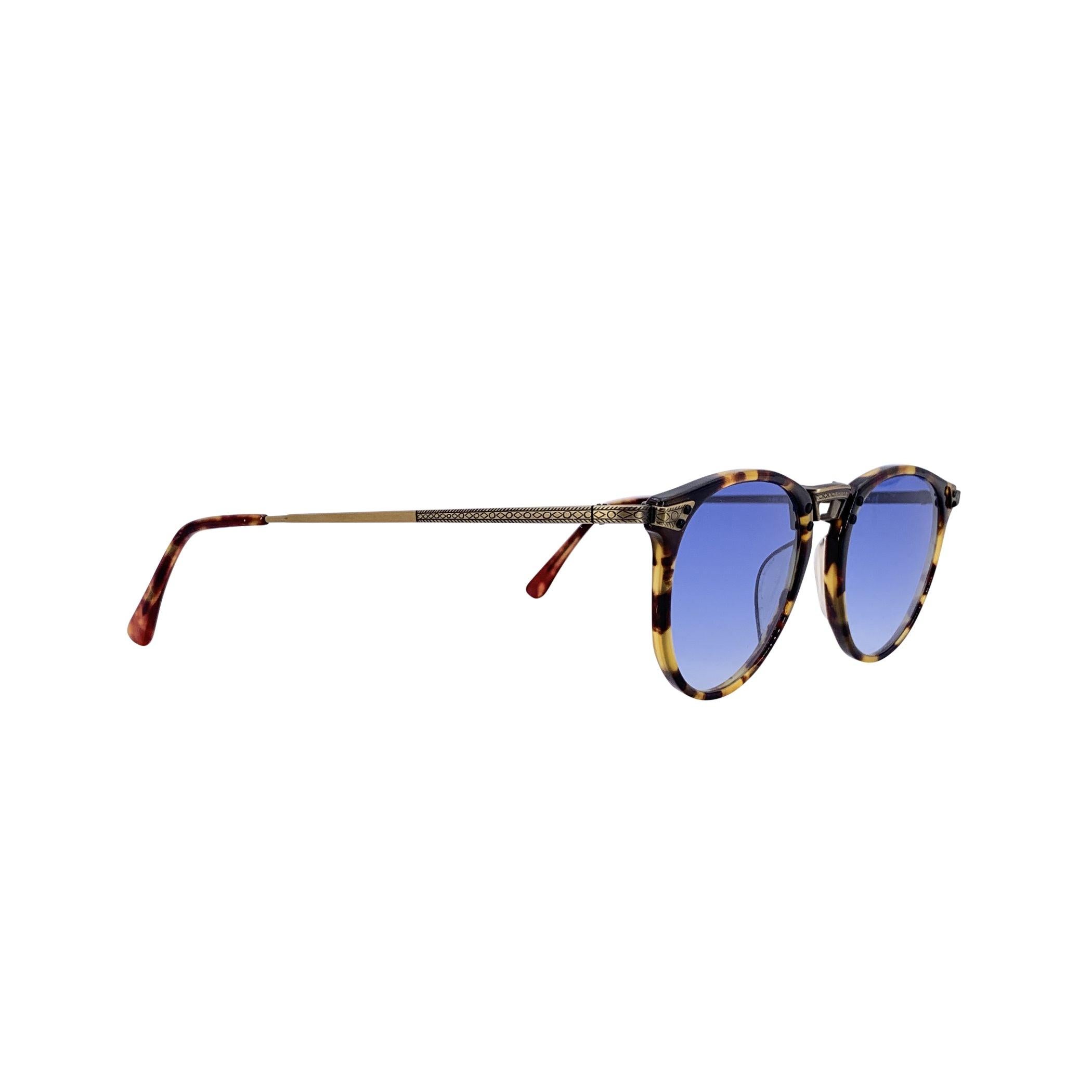 Entrez dans la sophistication subtile des années 1980 avec ces lunettes de soleil rondes Vintage By Byne de Beau Monde, un mélange parfait de design raffiné et de style sans effort. Beau Monde, une marque de lunettes japonaise respectée, connue pour