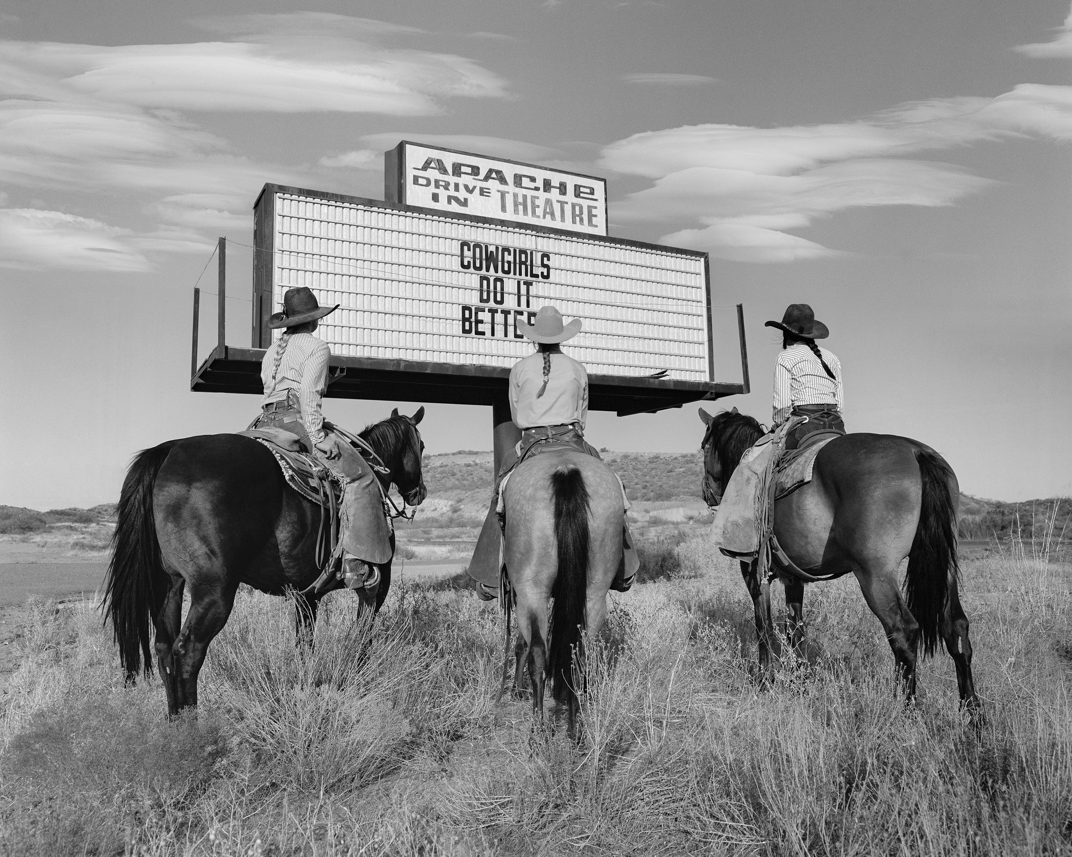 Serie: La collezione western
Stampa a pigmenti d'archivio

Dimensioni non incorniciate:
40" x 32" - $6,250.00
60" x 48" - $9,500.00
75" x 60" - $12,250.00

Dimensioni con cornice:
47" x 39" - $7,750.00
67" x 55" - $11,500.00
84" x 69" -