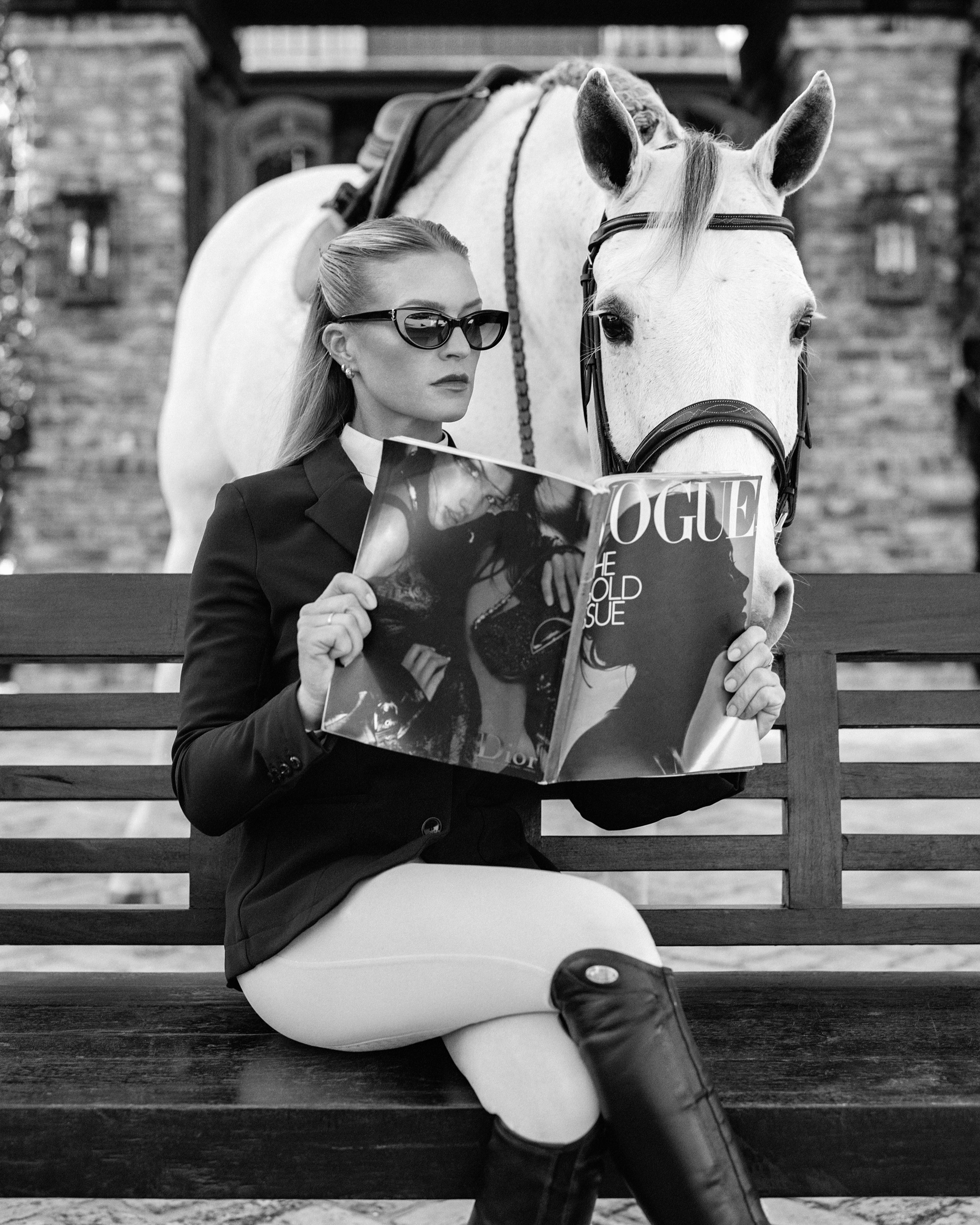 Serie: La Collezione Equestre
Stampa a pigmenti d'archivio
Tutte le misure disponibili senza cornice (con cornice):
40" x 32"	(47" x 39")
60" x 48"	(67" x 55")
75" x 60"	(84" x 69")
Edizione di 10 + 2 prove d'artista in totale in tutte le