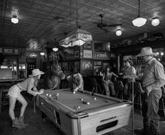 Beau Simmons - Trouble At The Old Saloon, photographie 2024, imprimée d'après