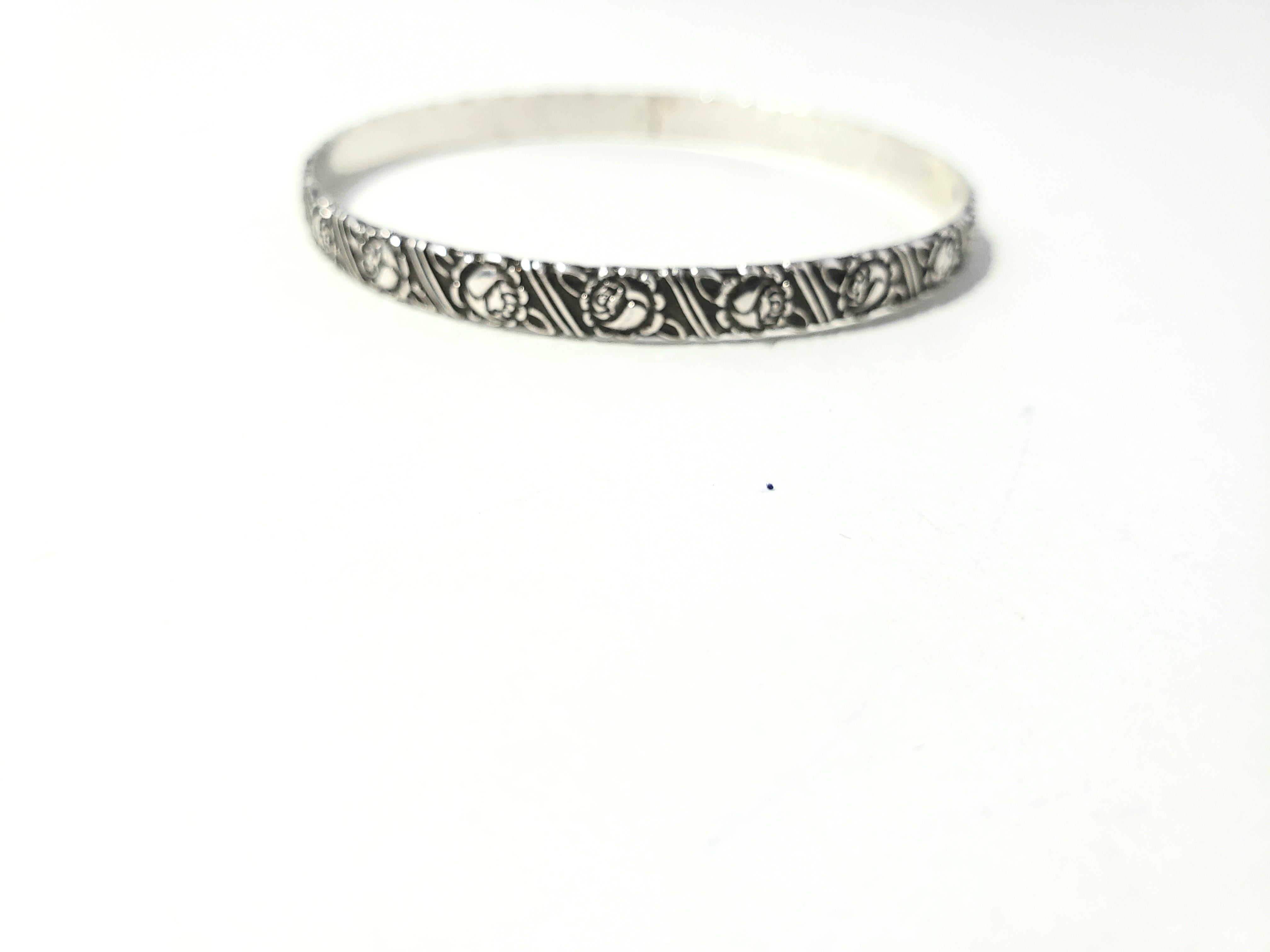 Vintage Beau Sterling Silver Rose Flower Bangle Bracelet

This is a lovely sterling silver rose flower bangle bracelet by Beau.  

Measurements:     Measures 7 3/4 on bracelet cone.   Measures 2 and 1/2 inches across in diameter.  
 
Weight:  12.7 g