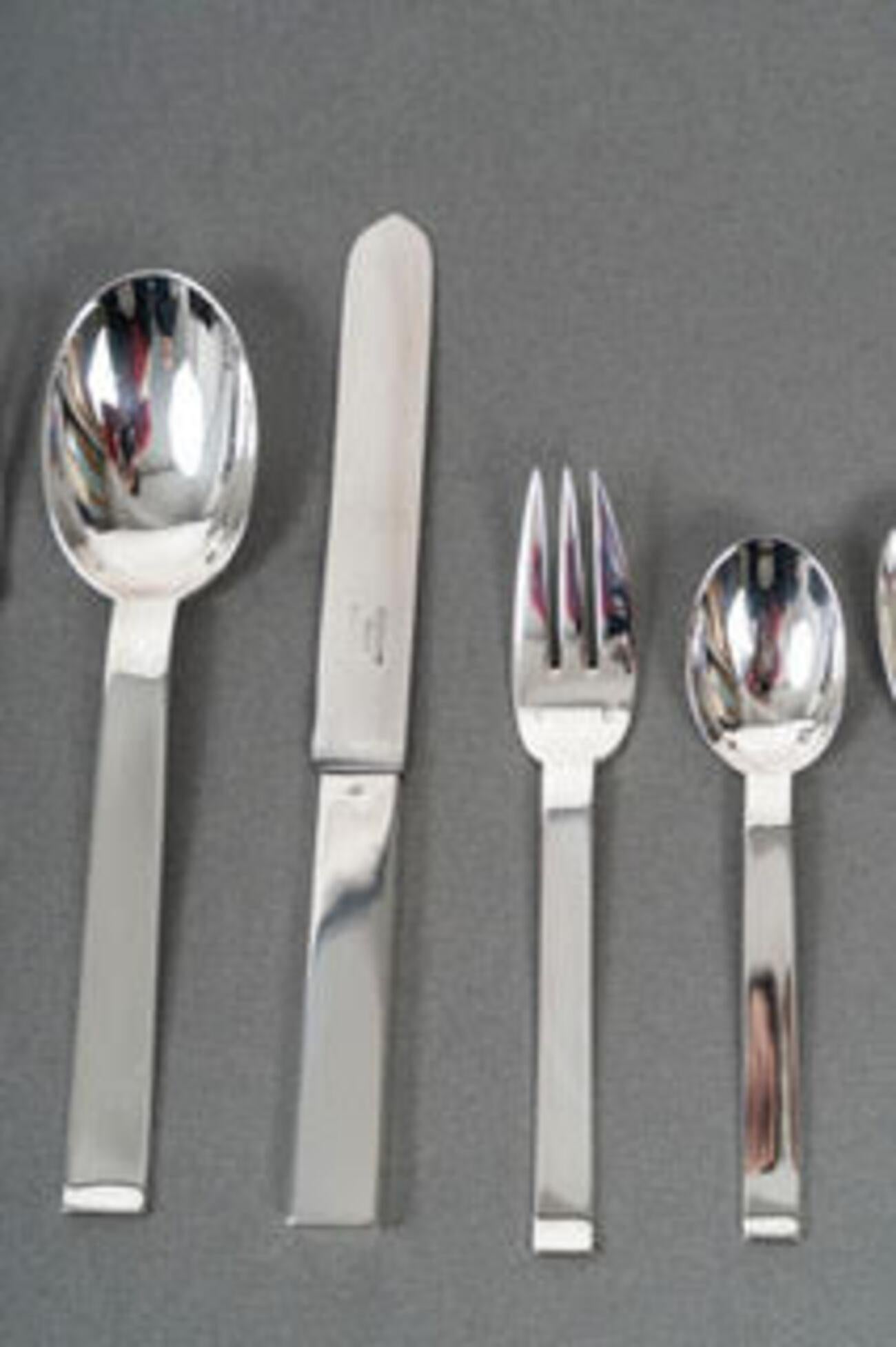 TETARD FRERES

ART DECO solid silver HOUSEHOLD model “BEAUBOURG

MINERVE” hallmark - 1st quality silver 950/1°°° -

Net weight 8.320 Grs - Gross weight of knives 2.460 Grs

Composed as follows : 168 PIECES

- 18 TABLE SPOONS

- 18 TABLE FORKS

- 12
