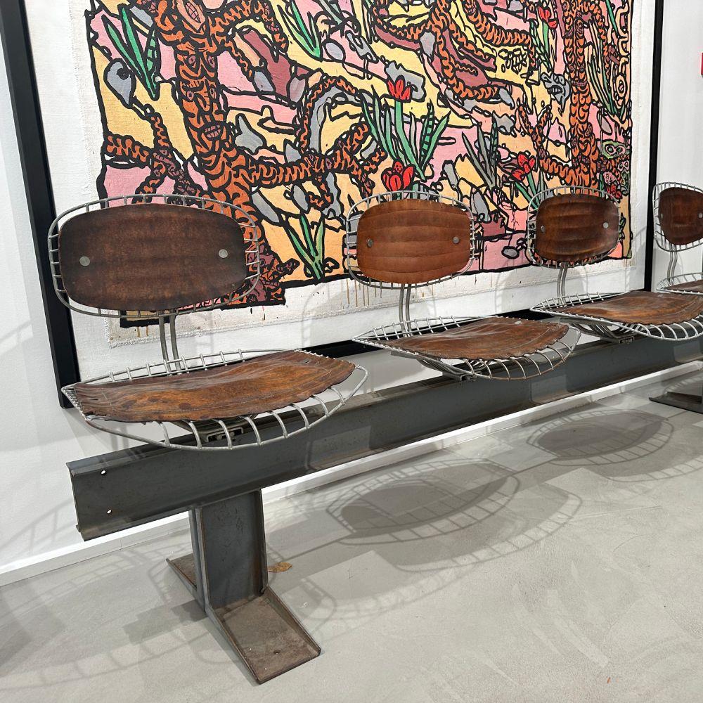 acero esmaltado, acero cincado, cuero
Asientos enrejados de las salas de exposición del Centre Georges Pompidou
80 x 231 x 53 cm 31.5 x 90.94 x 20.87 in 
1977