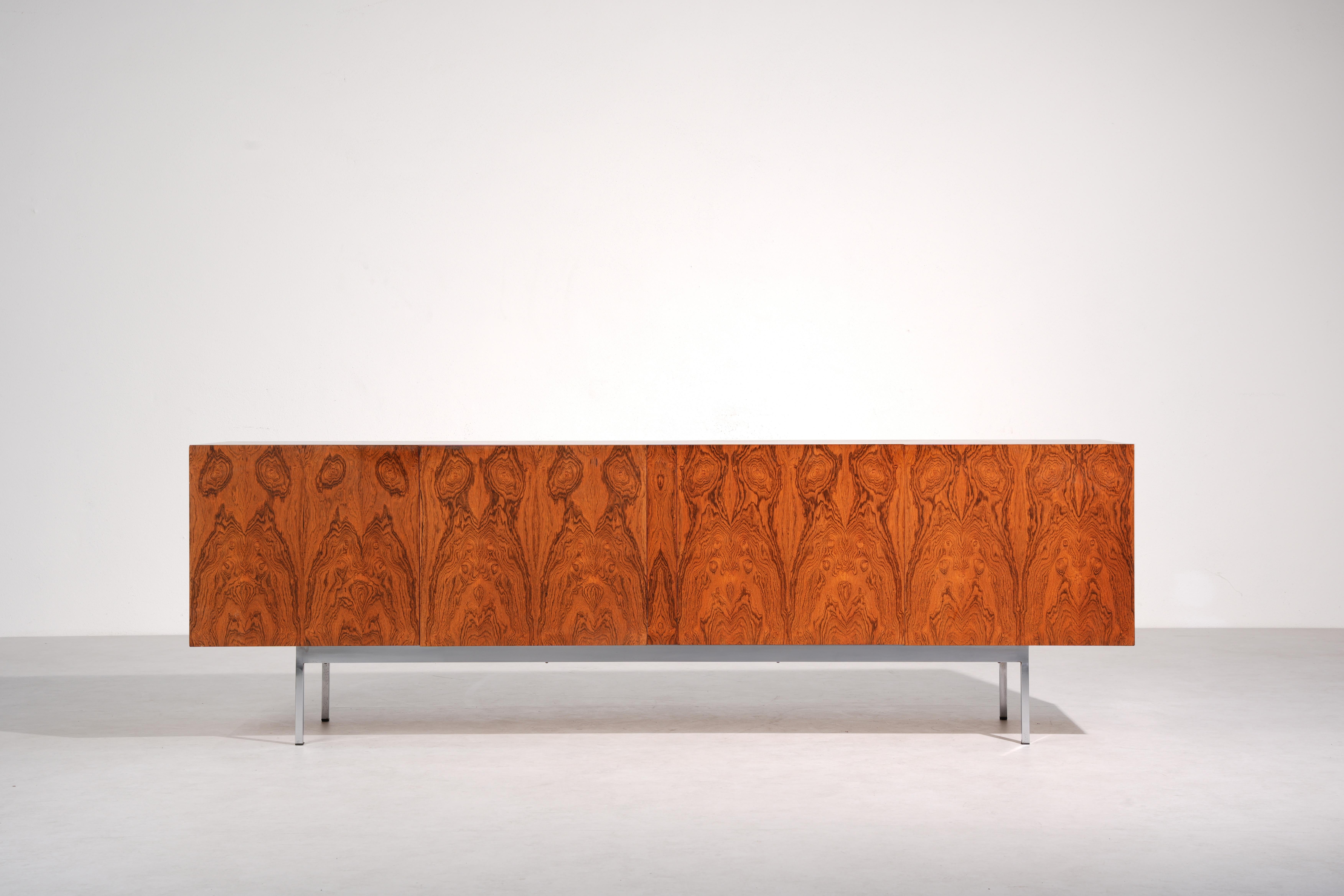 Dieter Wäckerlin - Aparador B40, Años 60, Original de Behr

Este raro aparador B40 fue diseñado por el suizo Dieter Wäckerlin y fabricado por la renombrada empresa alemana Behr en la década de 1960. Wäckerlin está considerado una de las figuras más