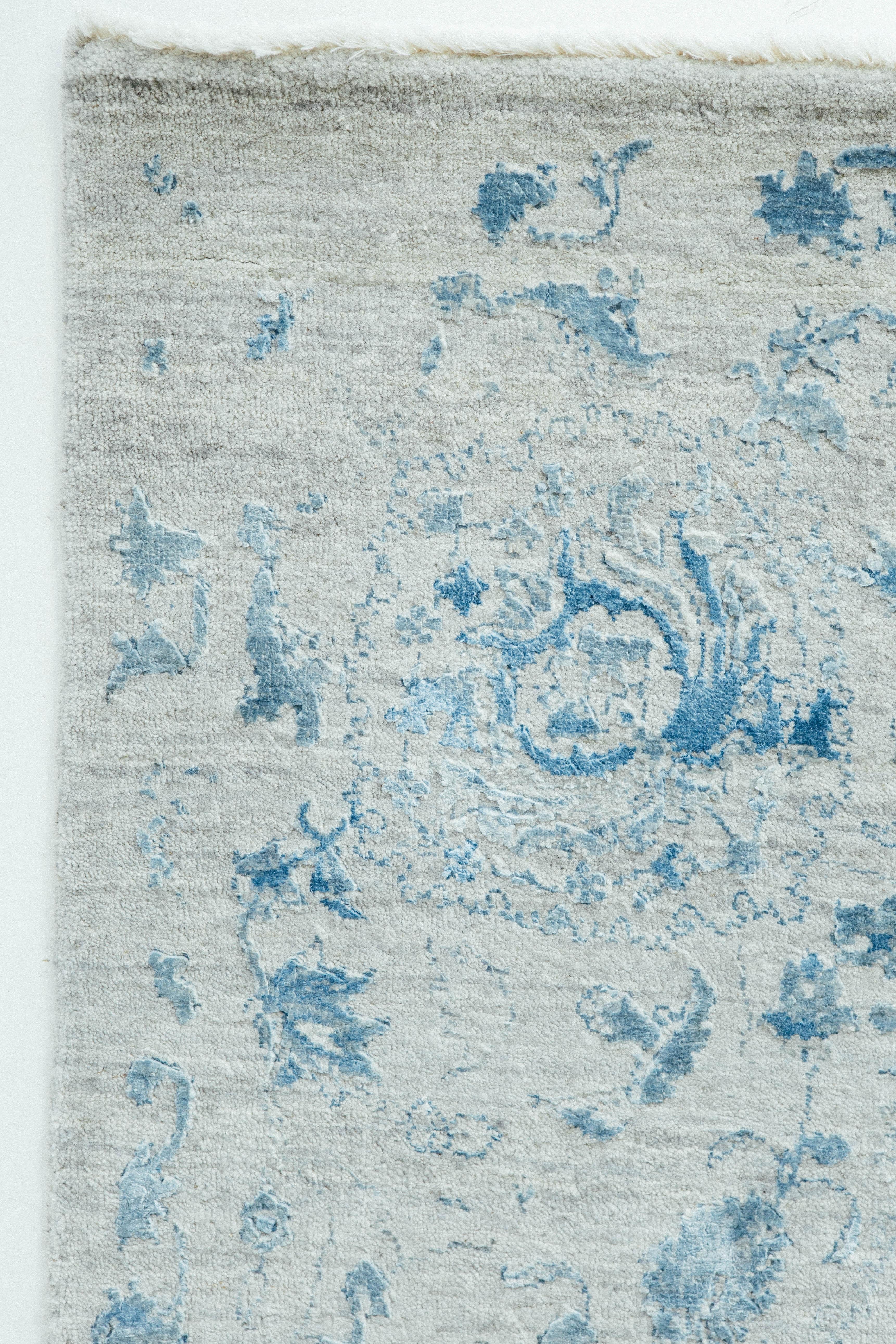 'Beaufort' is a beautiful transitional rug that is perfect for both traditional or contemporary settings. The silk embossed floral design brings quite the charm and sophistication that any room needs. Beaufort has a gray wool field with ocean blue