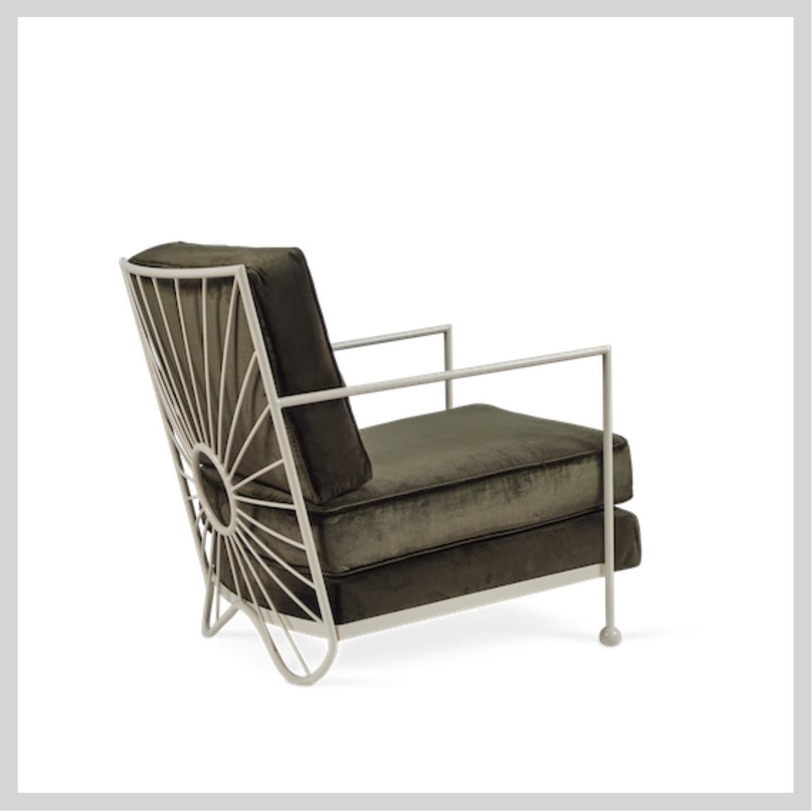 Este sillón de salón artesanal está construido con un armazón de acero forjado, que ofrece a la vez resistencia y una refinada elegancia industrial. Disponible en dos tamaños, la silla puede acabarse en pátina negra oxidada, pintura en polvo (RAL K5
