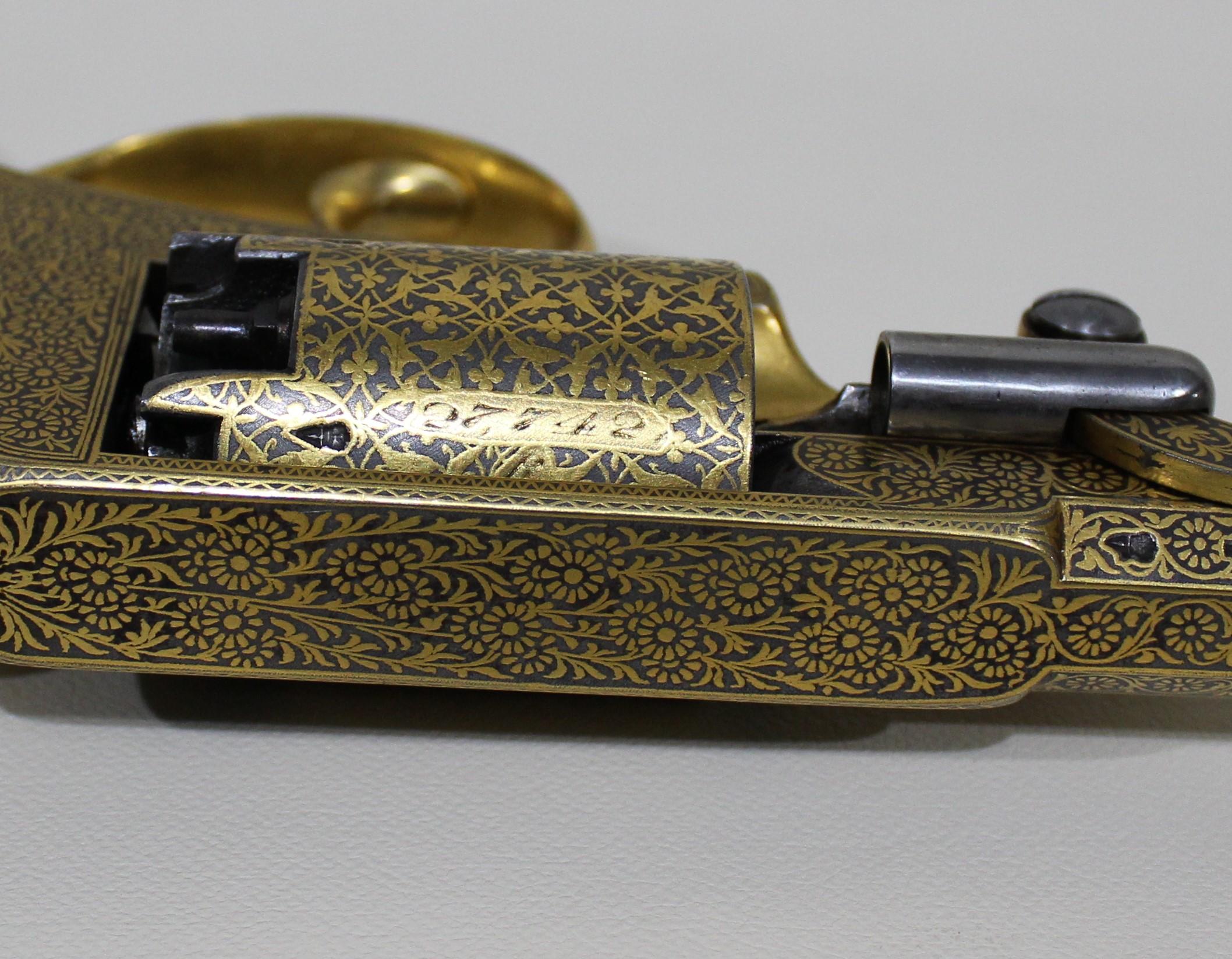 Beaumont-Adams Revolver mit Gold-Damaszener-Verzierung und Originaletui 8