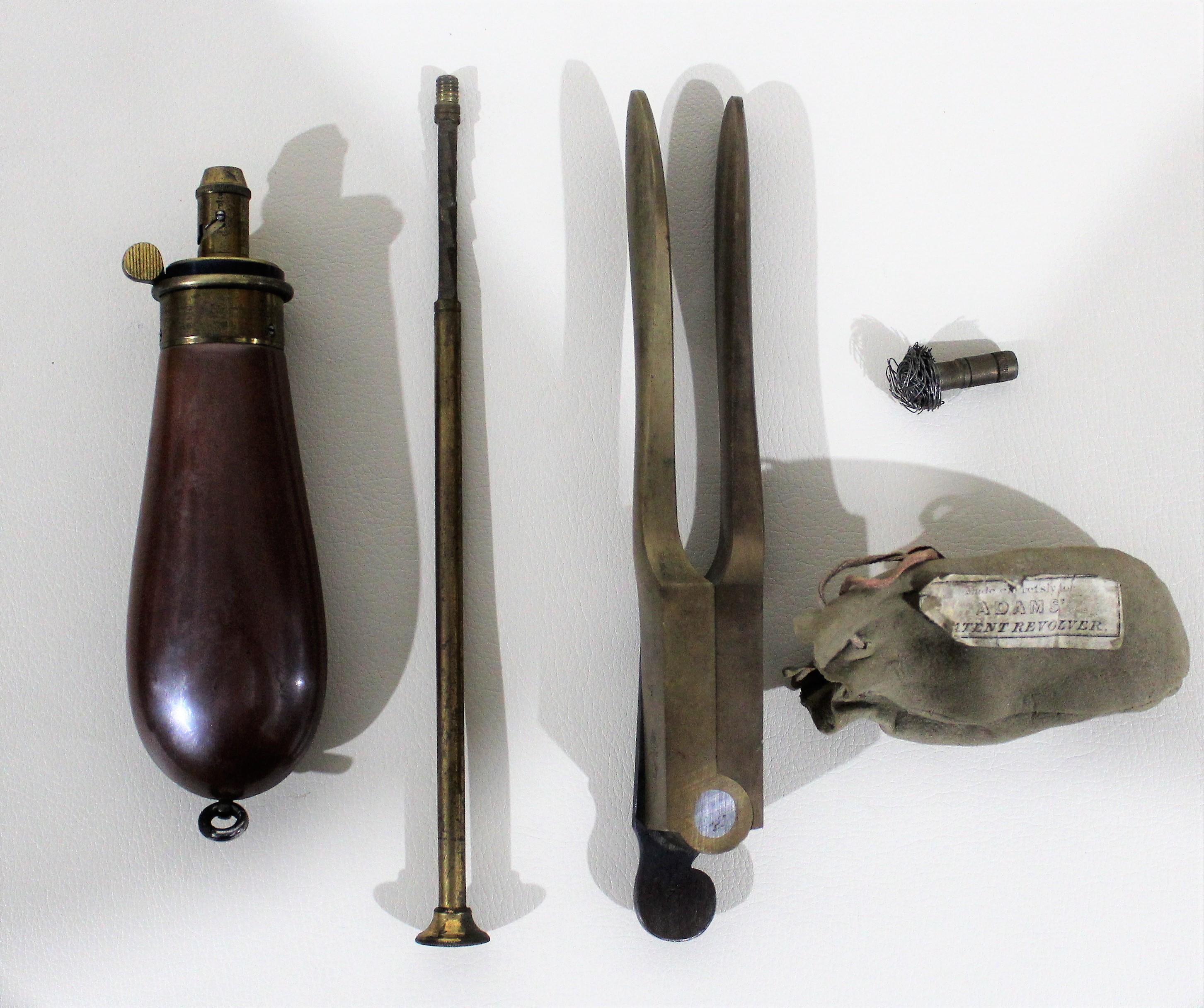 Beaumont-Adams Revolver mit Gold-Damaszener-Verzierung und Originaletui 12