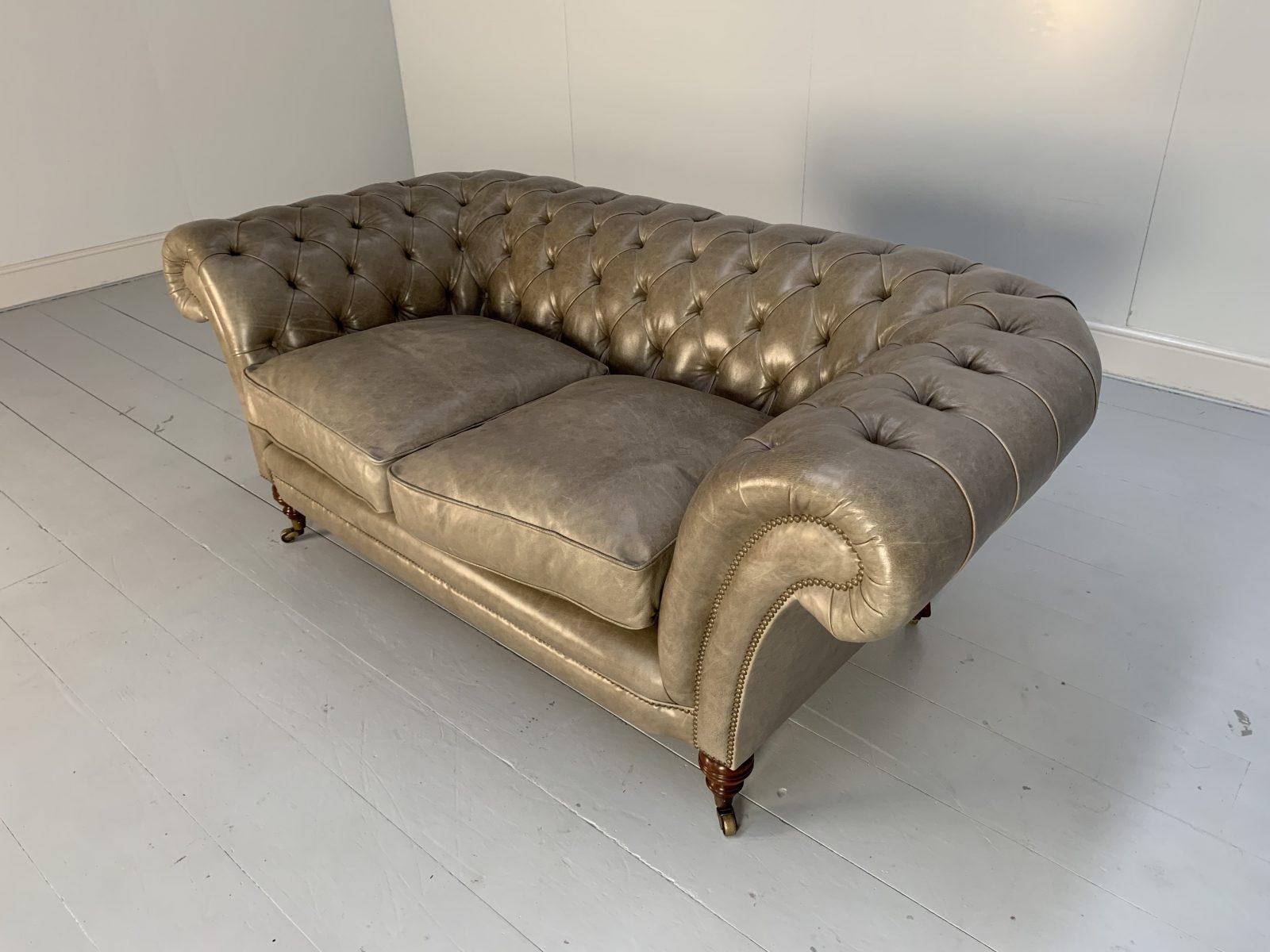 Beaumont & Fletcher „Grenville“ 2-Sitz Chesterfield-Sofa aus grauem Leder in „Siena“ von Beaumont & Fletcher (21. Jahrhundert und zeitgenössisch) im Angebot