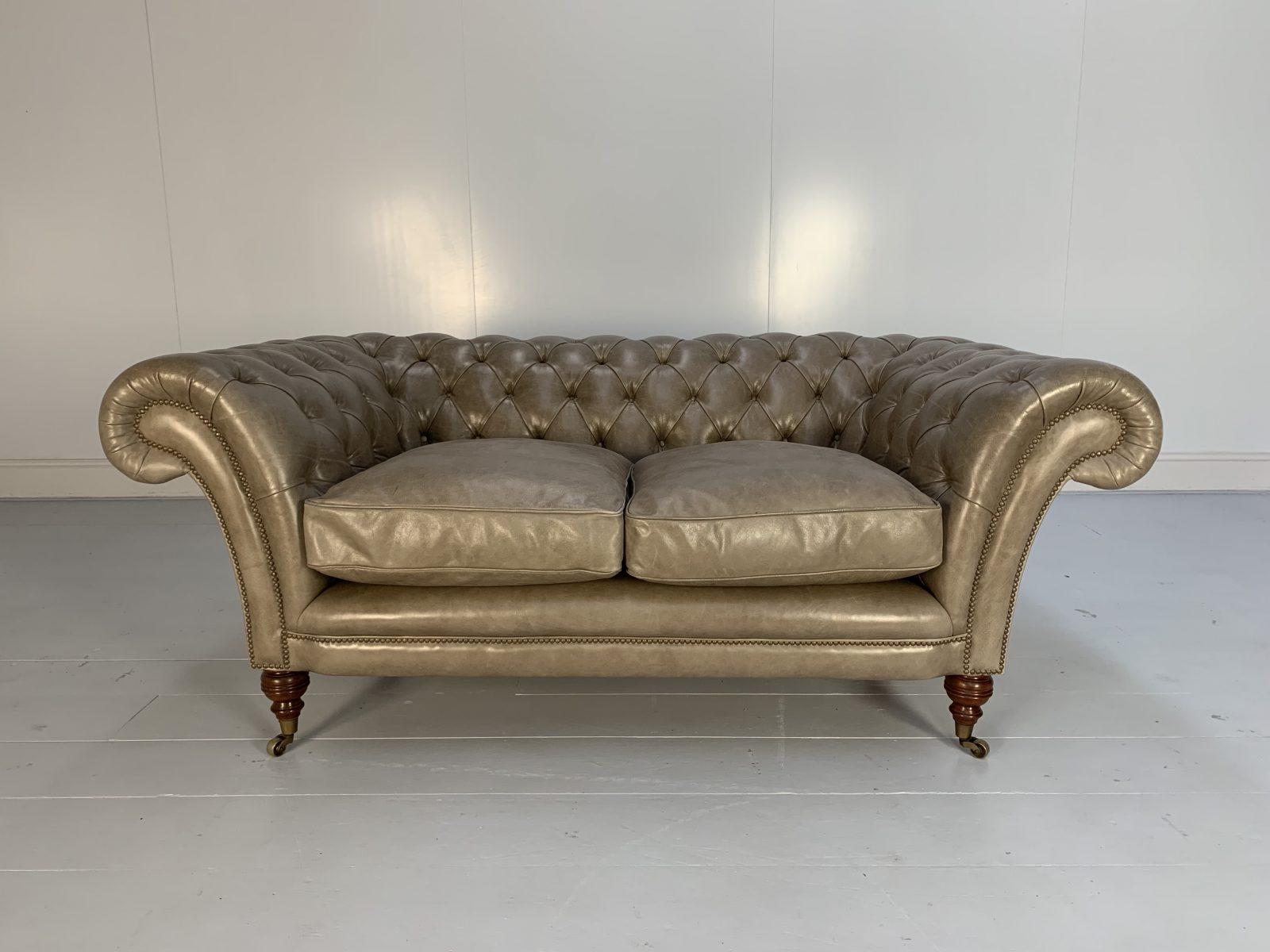 Beaumont & Fletcher „Grenville“ 2-Sitz Chesterfield-Sofa aus grauem Leder in „Siena“ von Beaumont & Fletcher im Angebot 1