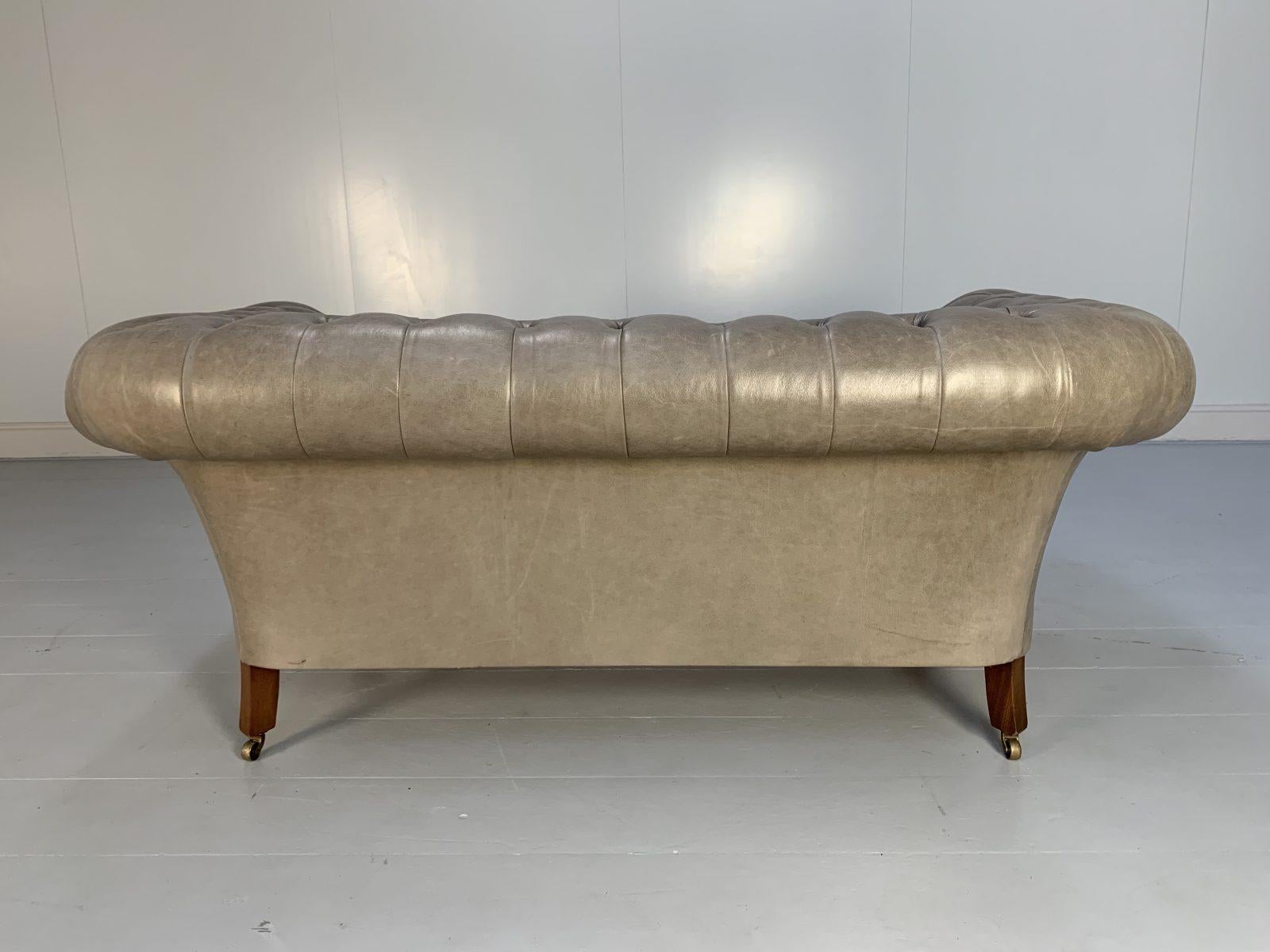 Beaumont & Fletcher „Grenville“ 2-Sitz Chesterfield-Sofa aus grauem Leder in „Siena“ von Beaumont & Fletcher im Angebot 2