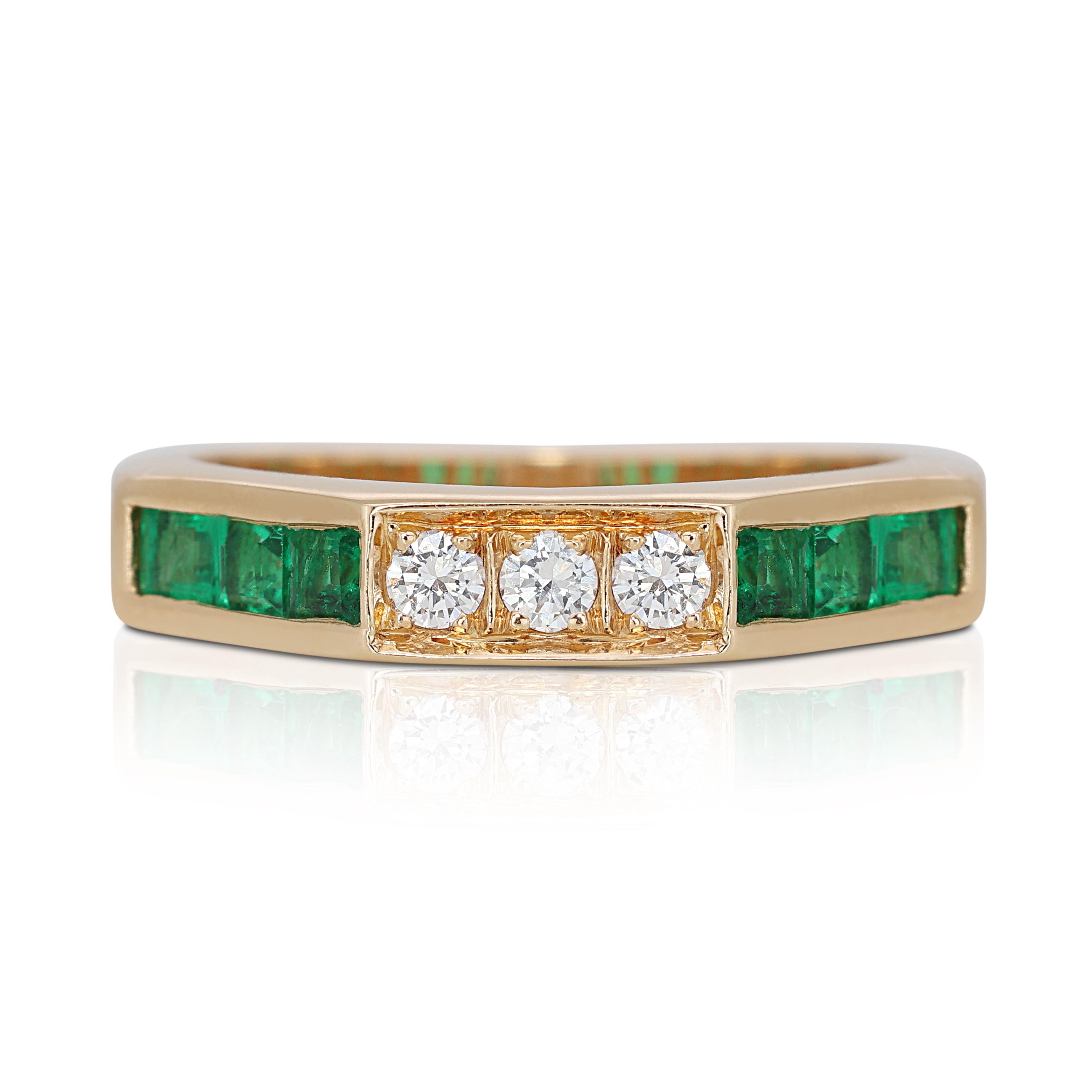Round Cut Beautiful 0.18ct Half Eternity Ring with Emeralds and Diamonds For Sale